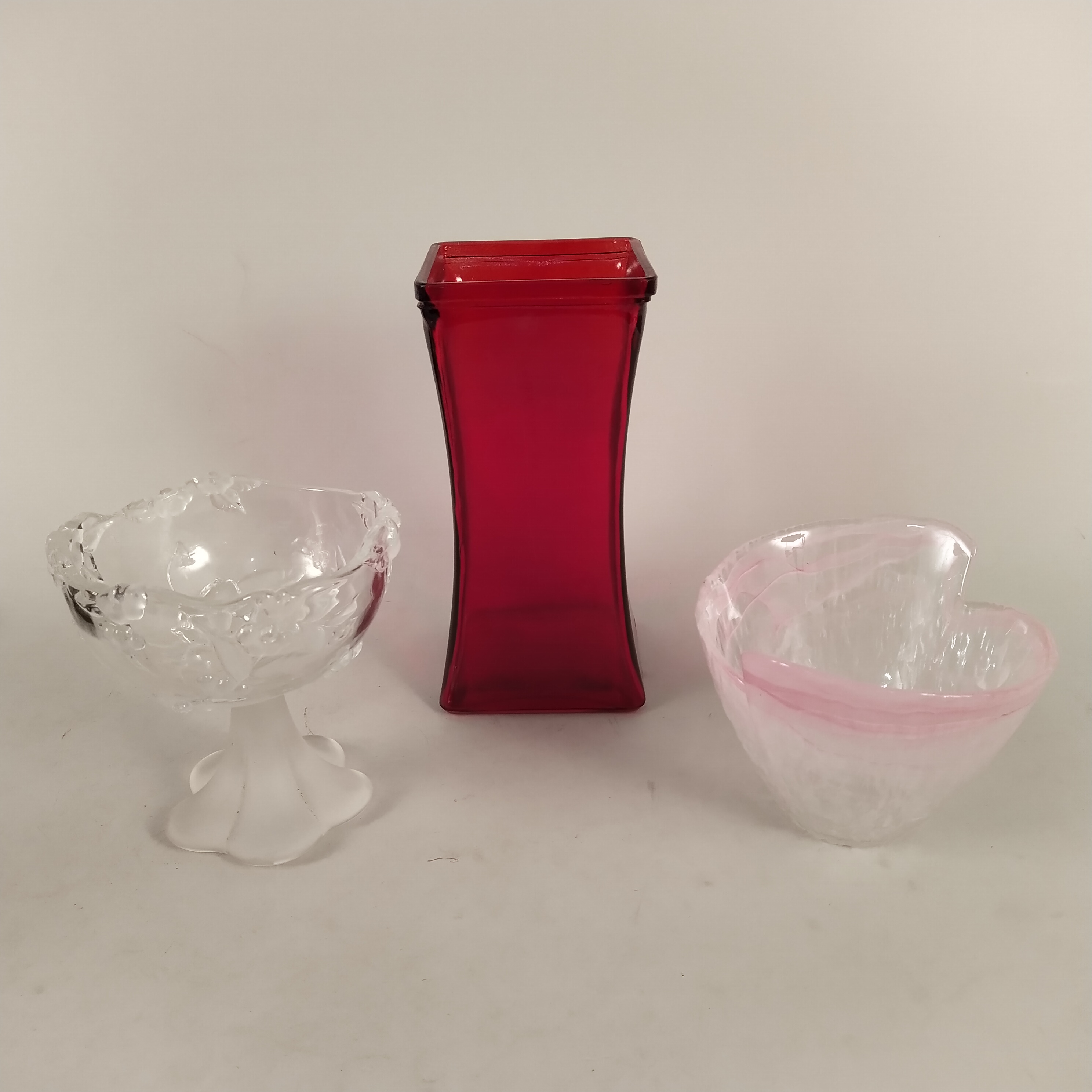 A mixed lot of mainly coloured glassware including a ruby vase, - Image 3 of 3