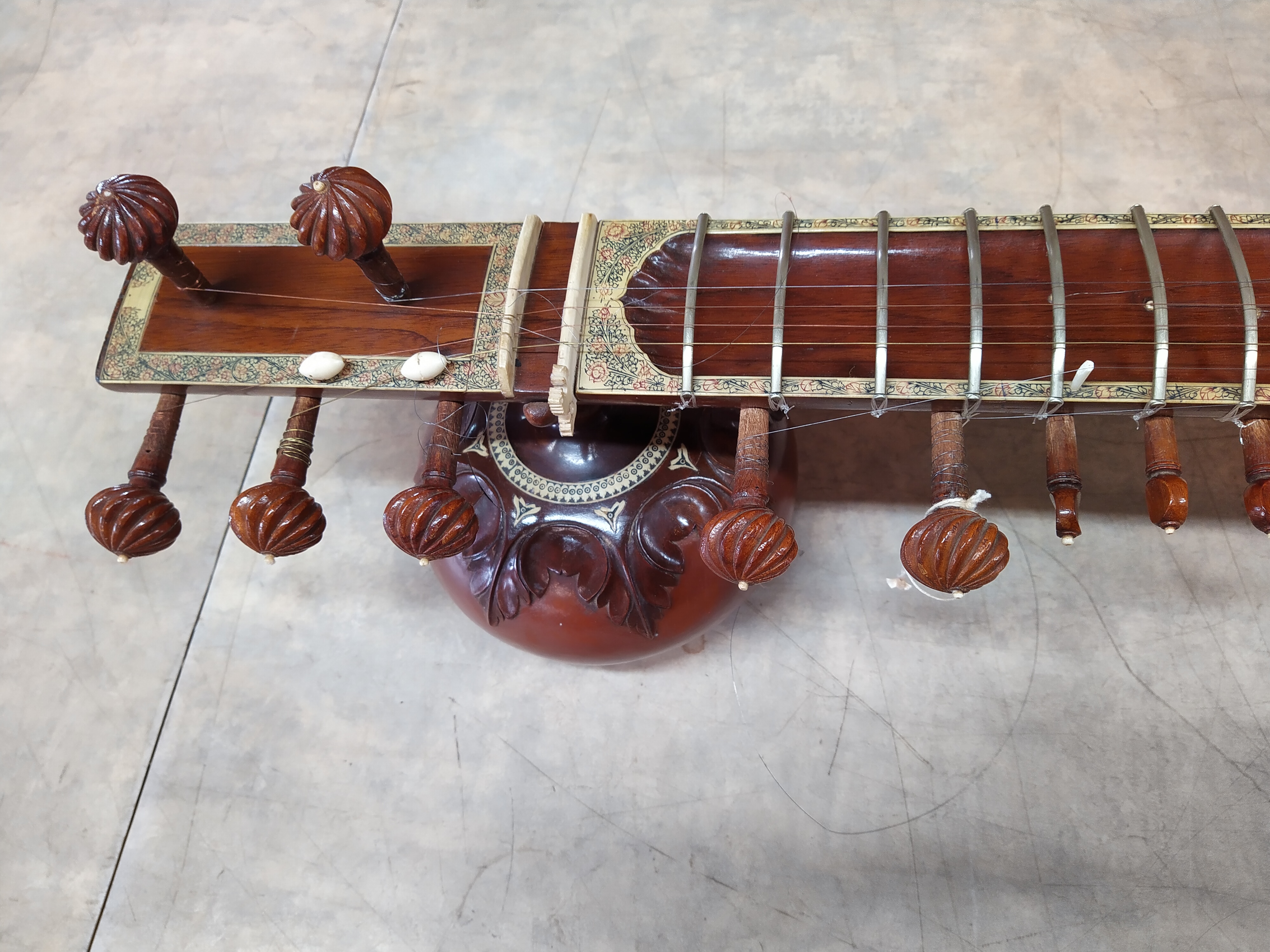 A cased vintage Indian sitar in the Ravi Shankar style with two sound boxes and extensive - Image 3 of 3