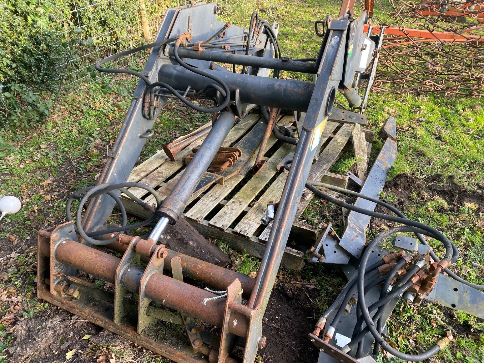 Quicky loader with brackets. Stored near Goring Heath, Reading. No VAT on this lot. - Image 2 of 2