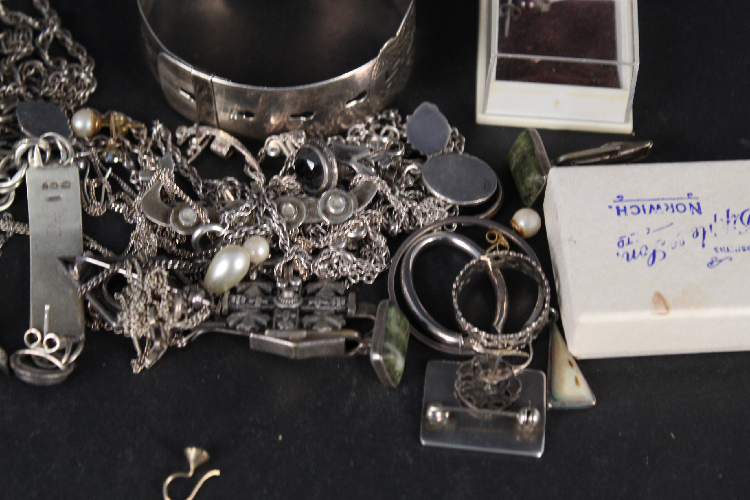 A mixed lot of silver and white metal jewellery including bangles, bracelets, earrings, - Image 3 of 3