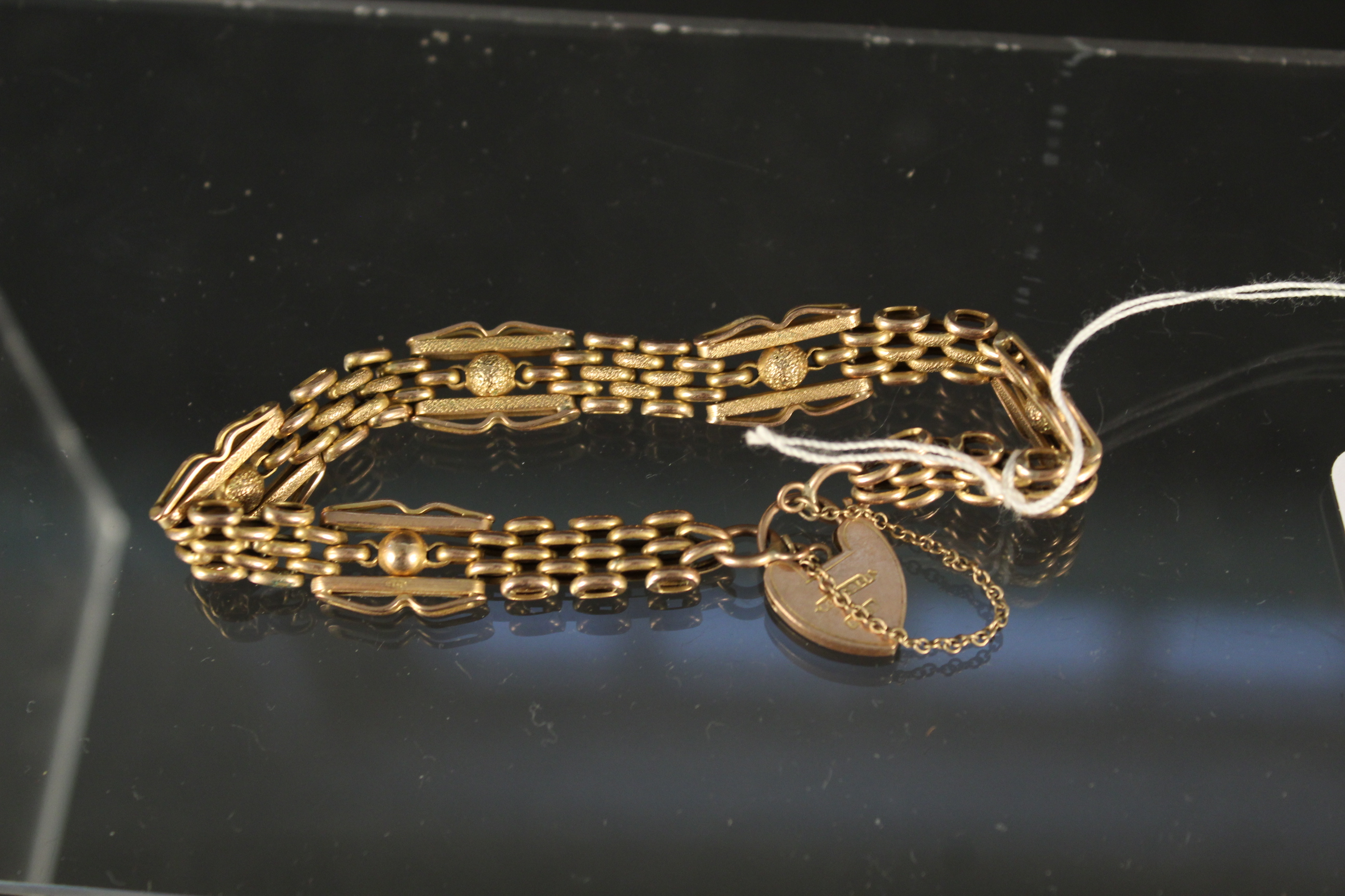 A 9ct gold bracelet with heart shaped padlock clasp, weight approx 10.