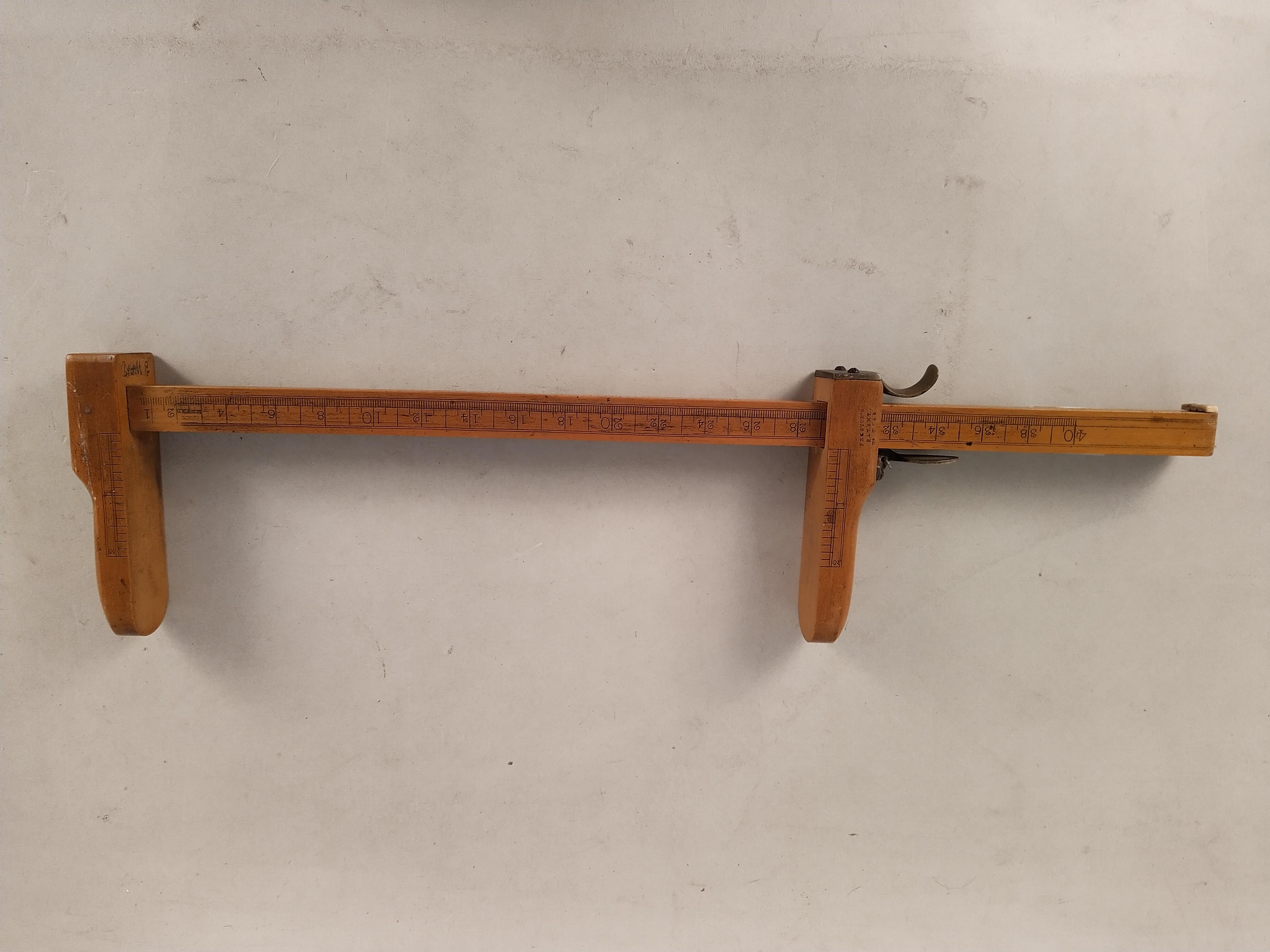 A vintage Prestons patent shoe size measuring instrument made from wood with various measuring - Image 2 of 3