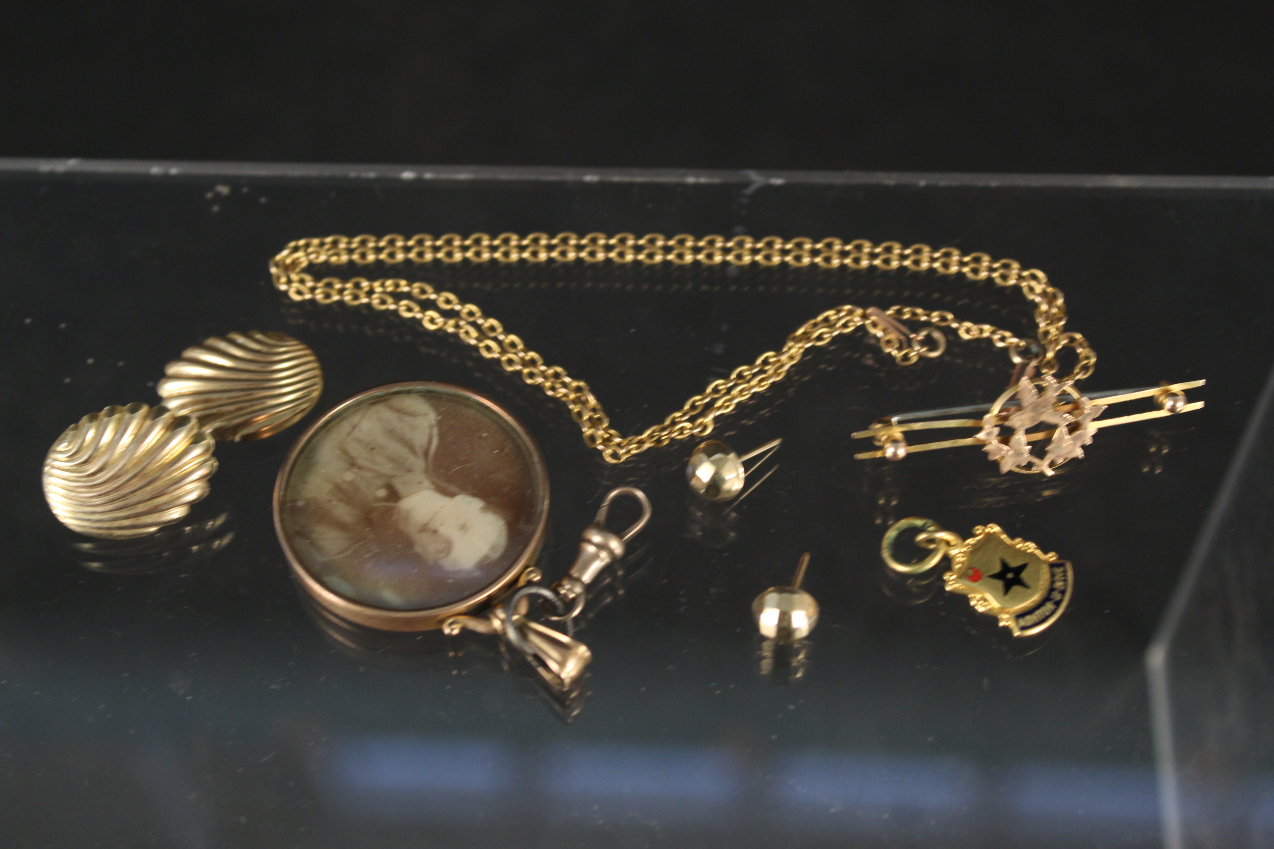 A mixed lot including 9ct gold earrings, 9ct gold brooch,