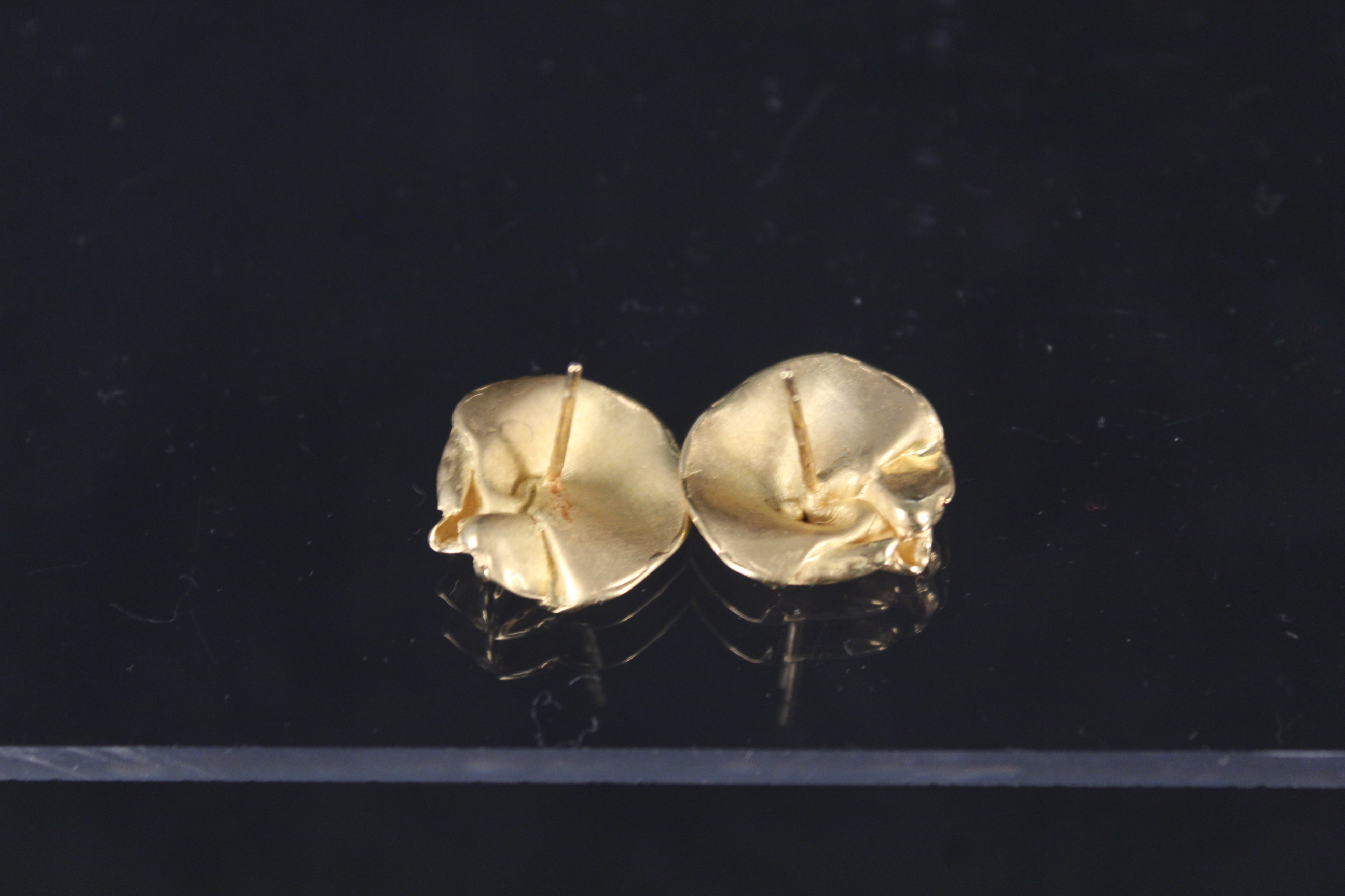 A pair of unusual 9ct gold abstract form earrings, weight approx 4. - Image 2 of 3