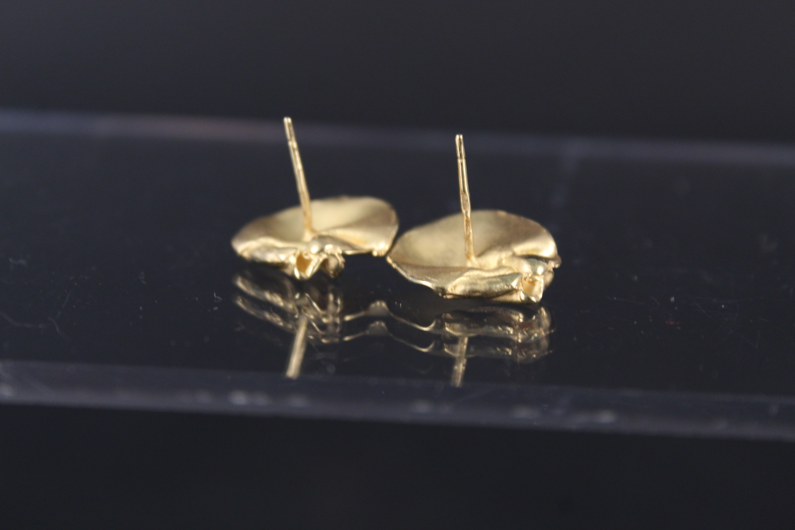 A pair of unusual 9ct gold abstract form earrings, weight approx 4. - Image 3 of 3