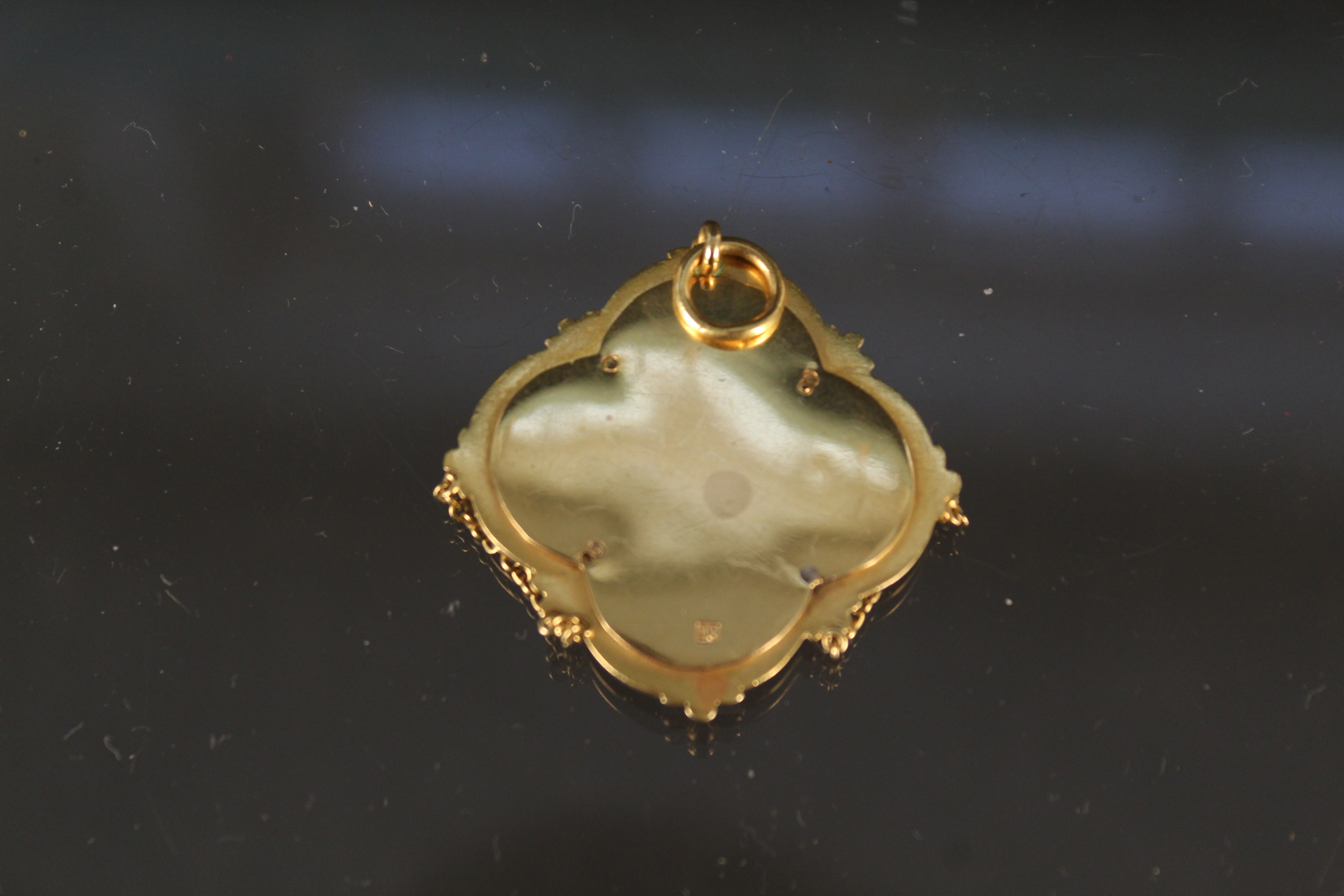 An 18ct gold pendant with enamelled crest decoration, weight approx 10. - Image 2 of 3