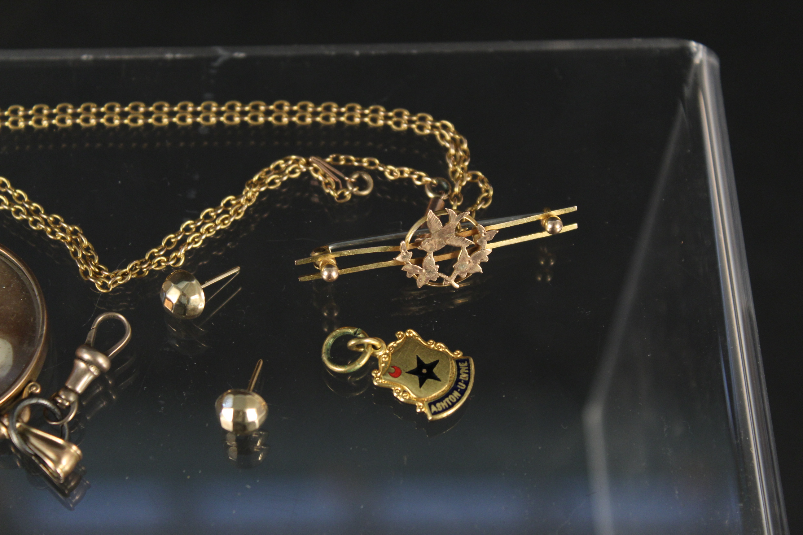 A mixed lot including 9ct gold earrings, 9ct gold brooch, - Image 3 of 3