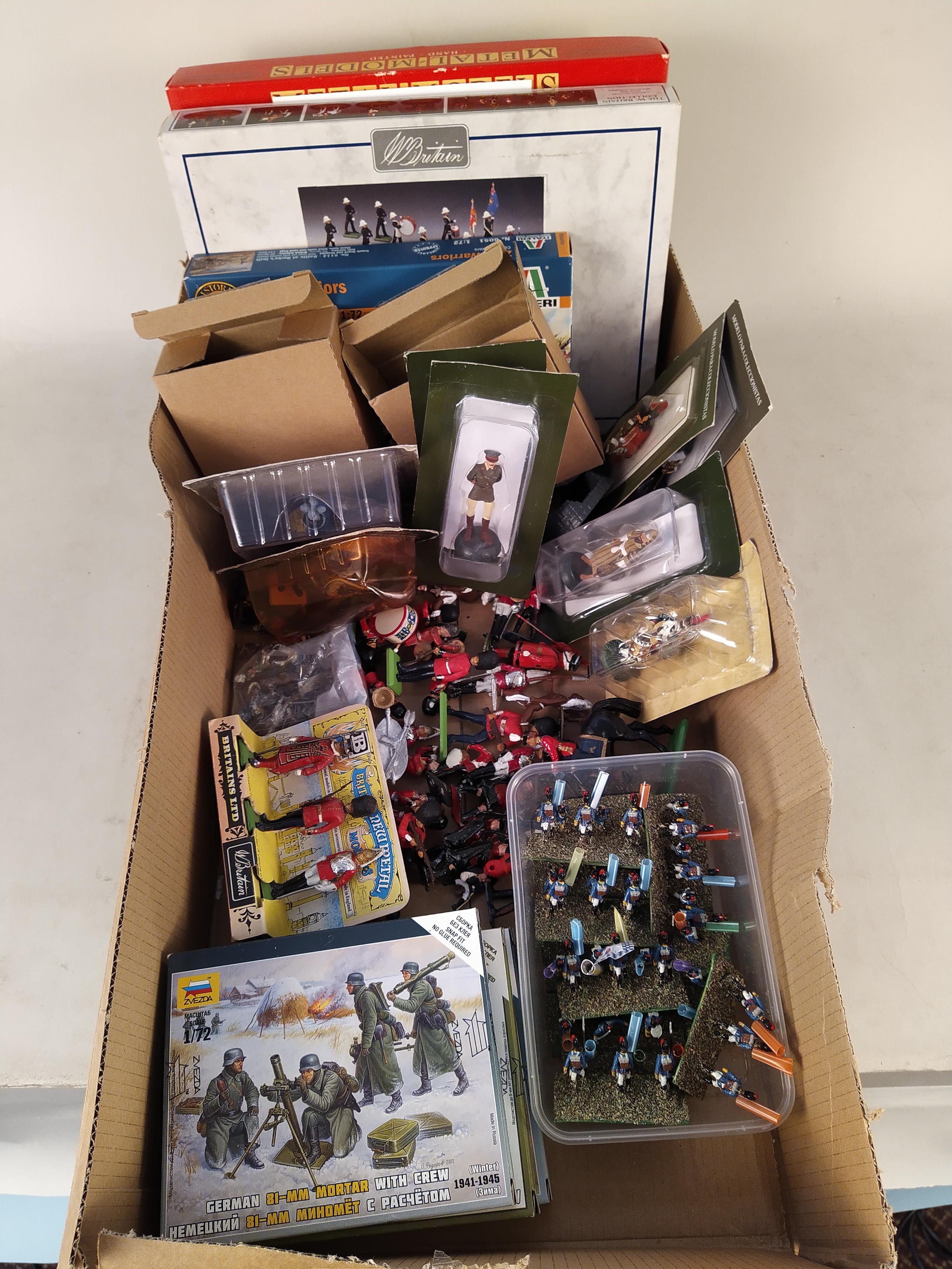 A box of mixed mainly lead soldier figures including Britains,