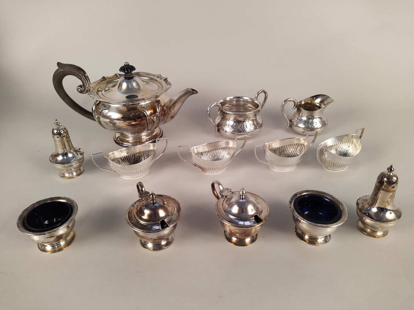 A mixed lot comprising of various electroplate including a tea set, coffee pot, - Image 3 of 3