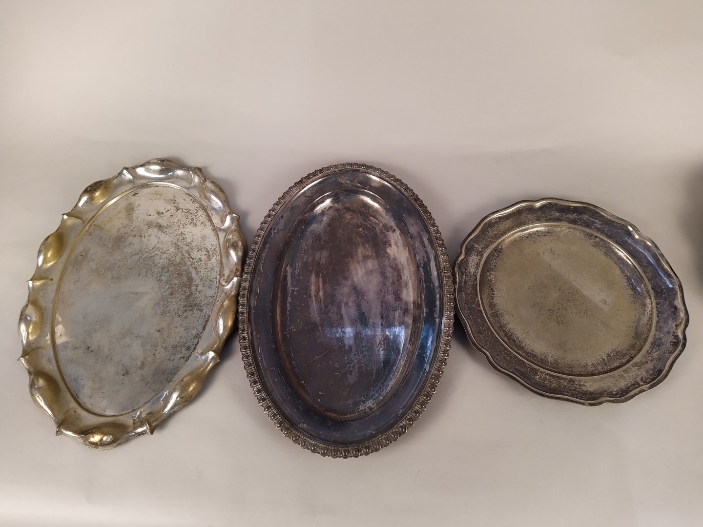 A mixed lot comprising of various electroplated and base metal brass and salvers - Image 3 of 3