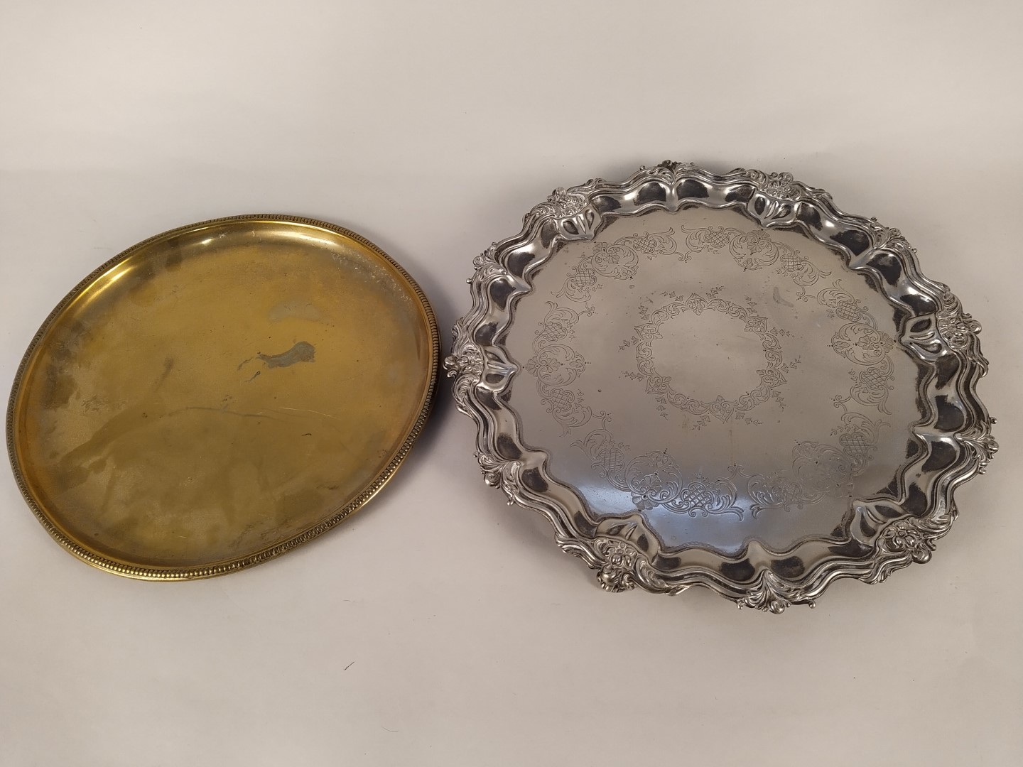 A mixed lot comprising of various electroplated and base metal brass and salvers - Image 2 of 3