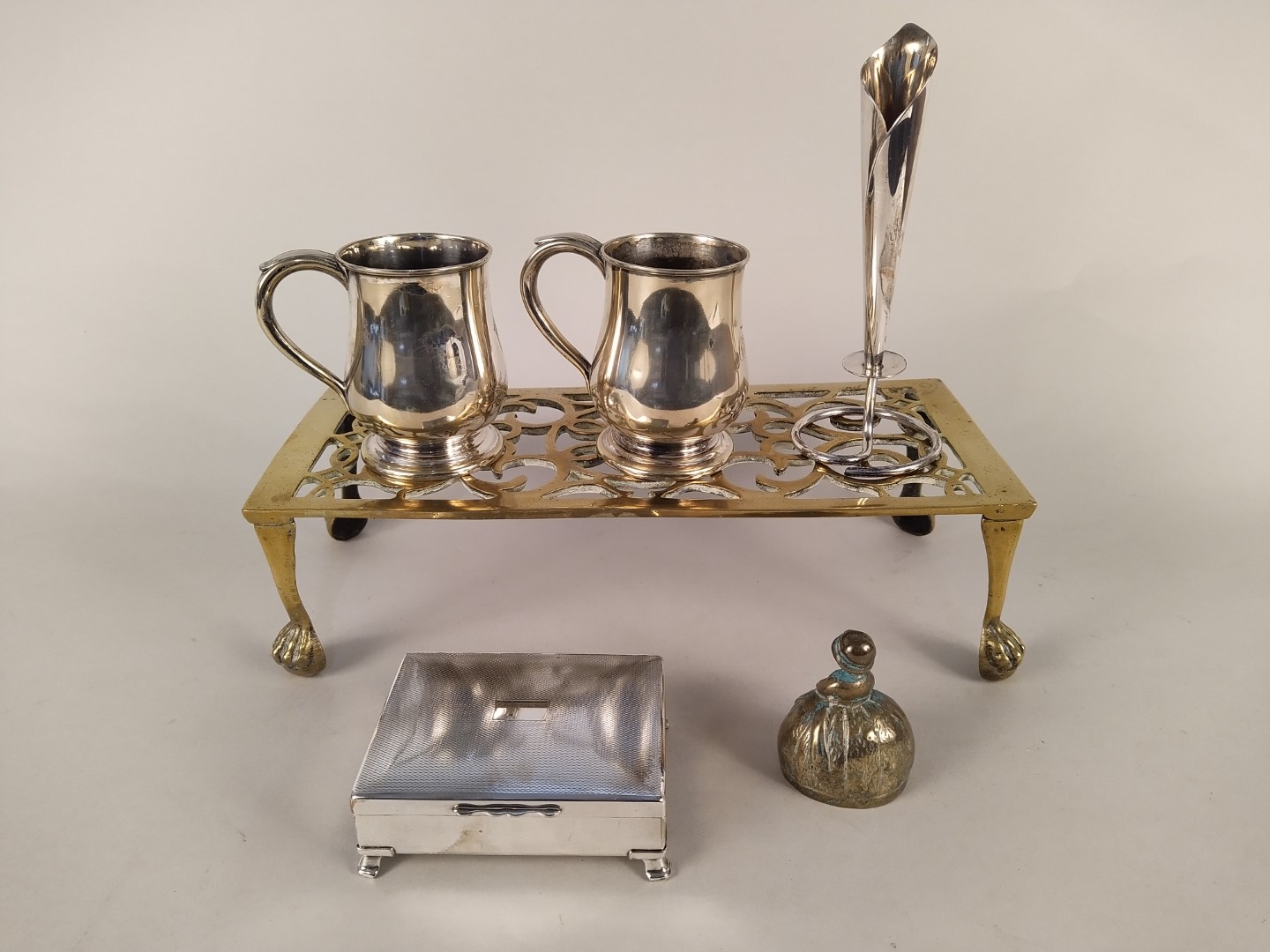 A mixed lot comprising various electroplated toast racks, mugs, - Image 3 of 3