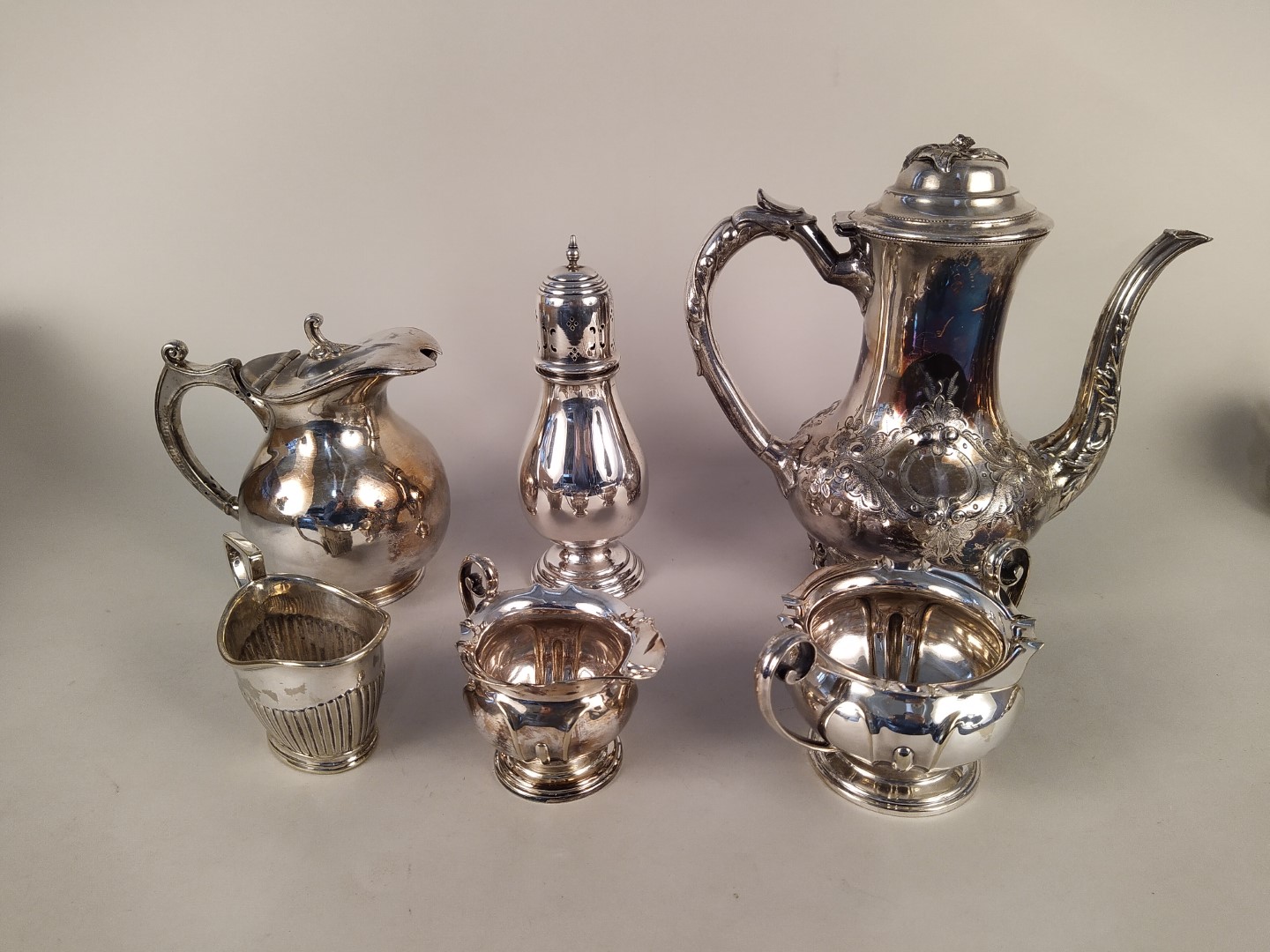 A mixed lot comprising of various electroplate including a tea set, coffee pot, - Image 2 of 3