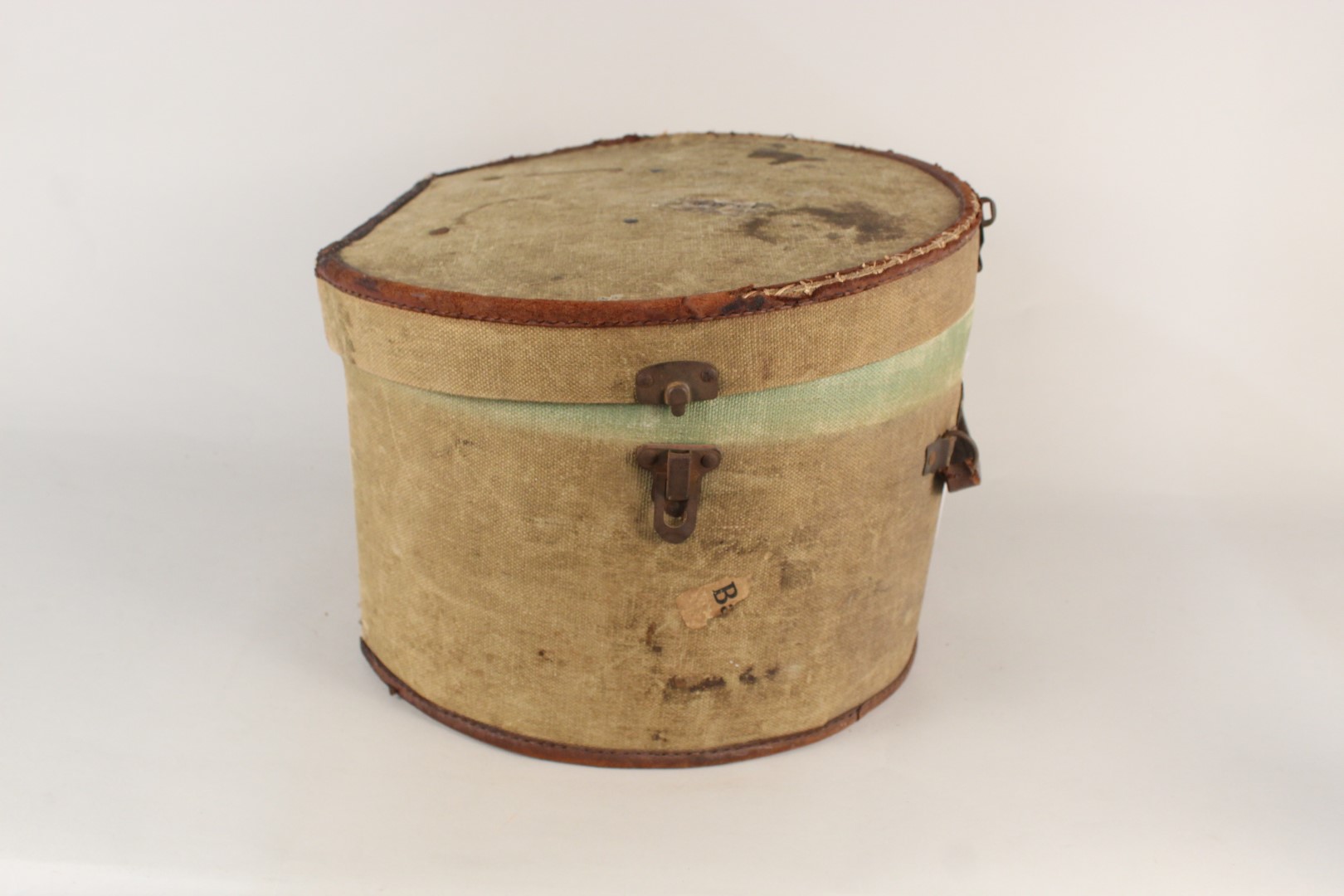 A vintage canvas covered hat box with brass lock and hasp - Image 3 of 3