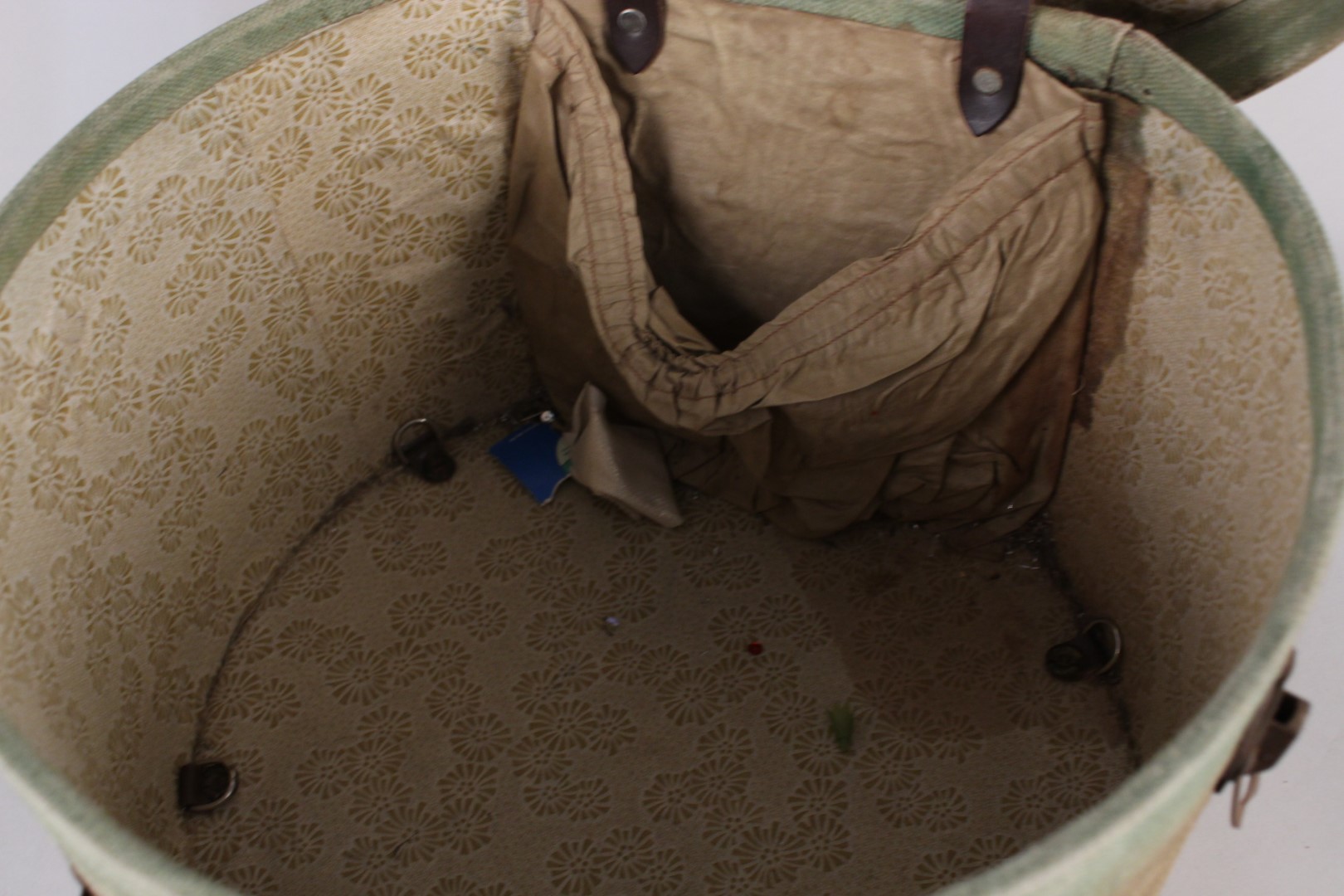 A vintage canvas covered hat box with brass lock and hasp - Image 2 of 3