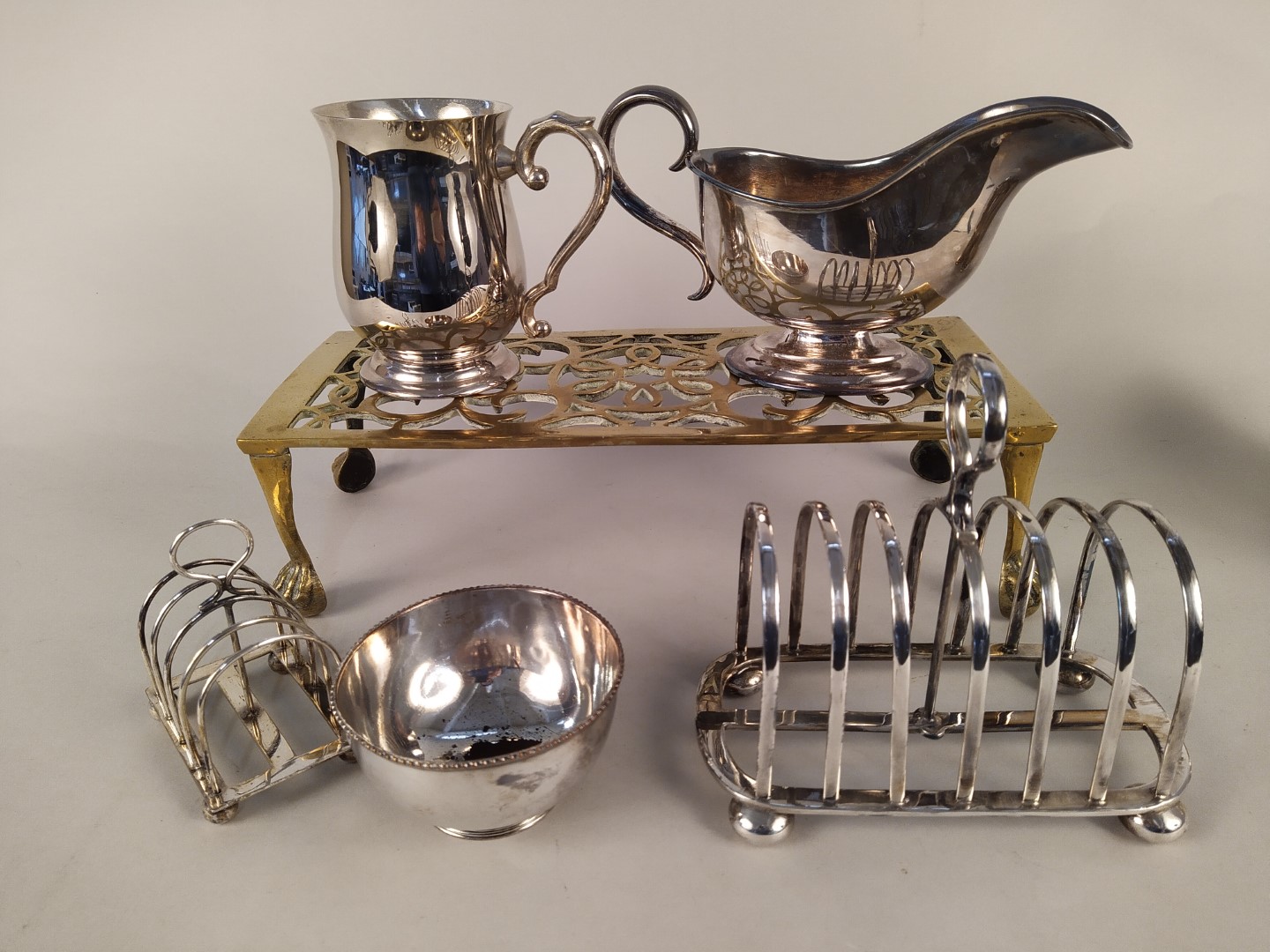 A mixed lot comprising various electroplated toast racks, mugs, - Image 2 of 3