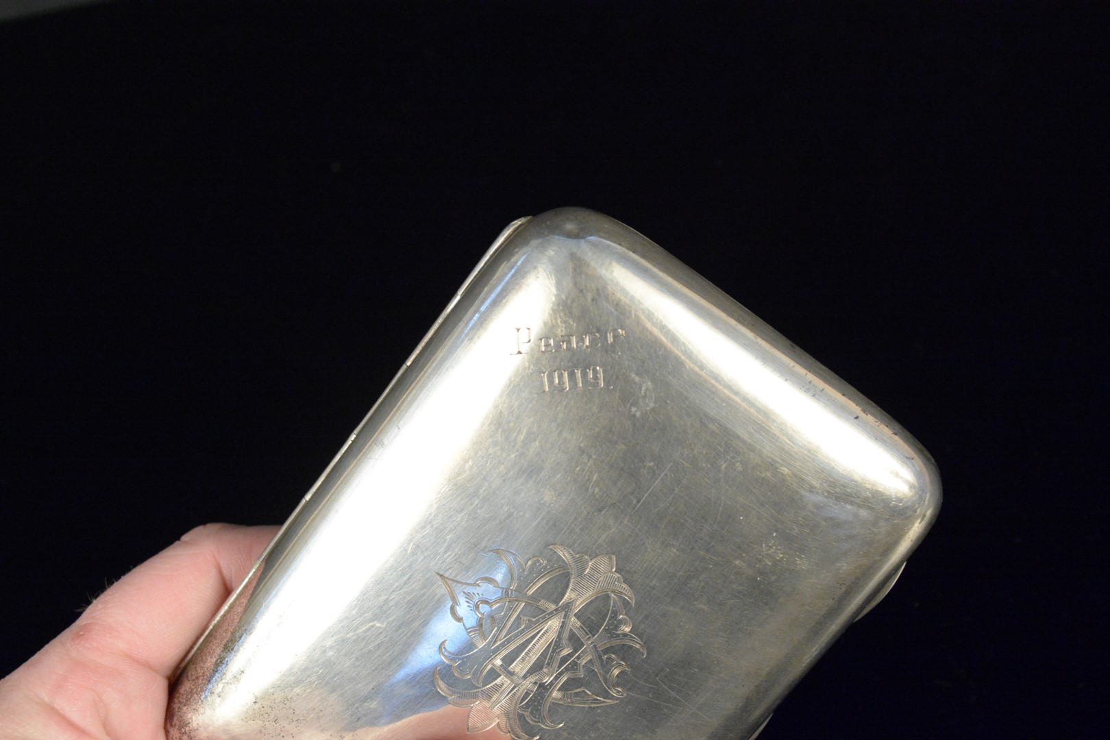 A silver cigar case of plain design, engraved with monogram and Peale 1919 to front, - Bild 2 aus 4