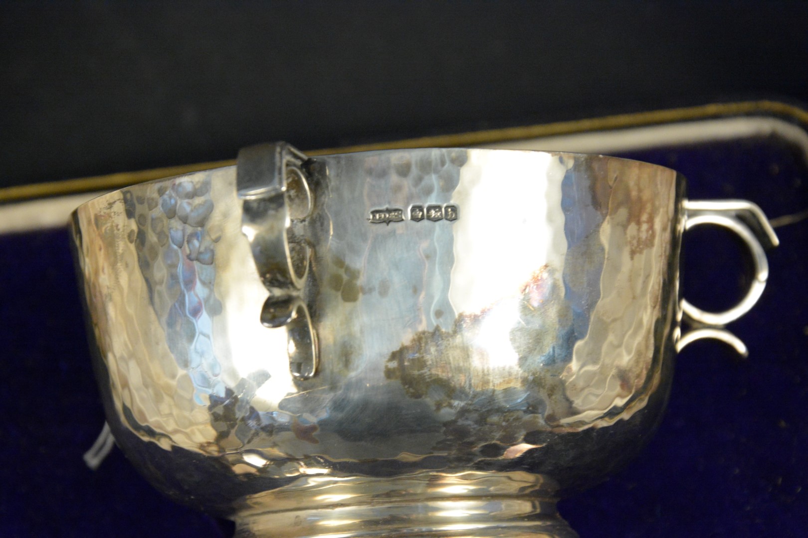 A cased silver three handled bowl and spoon with planished decoration, - Image 4 of 4