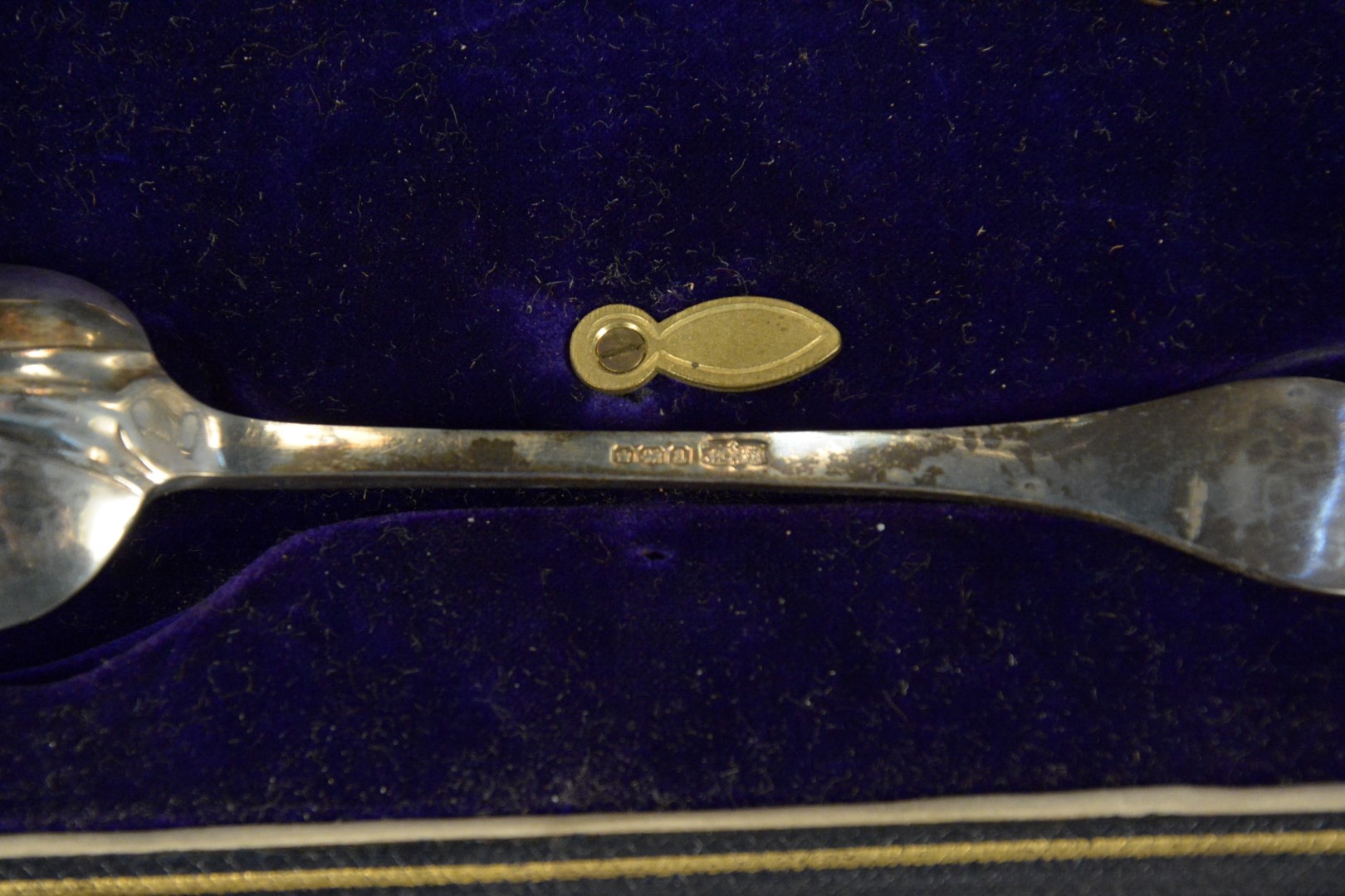 A cased silver three handled bowl and spoon with planished decoration, - Image 3 of 4