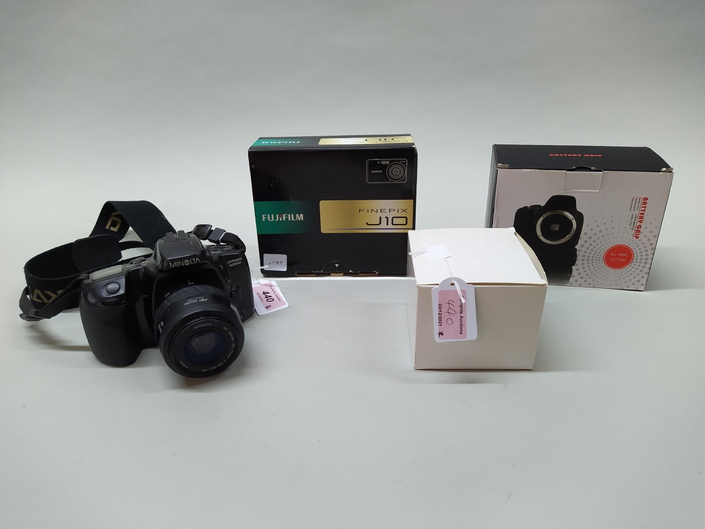 A Minolta Dynax 500 SI camera body with a 35-70 lens plus a digital HD .
