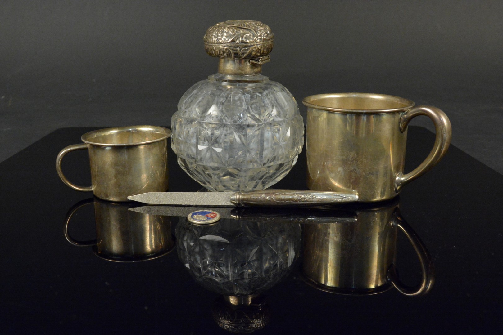 Mixed silver and white metal including two sterling cups (stamped to base), - Bild 2 aus 3