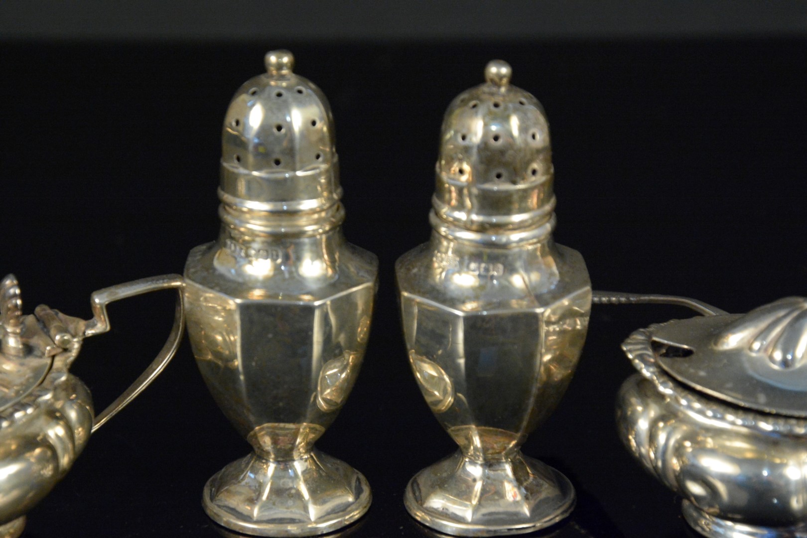 Mixed cruet items consisting of two silver mustards and two silver pepperettes (as found), - Image 2 of 3