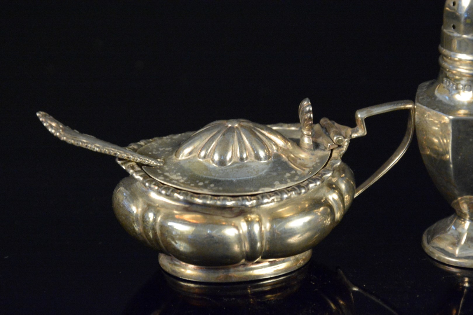 Mixed cruet items consisting of two silver mustards and two silver pepperettes (as found), - Image 3 of 3