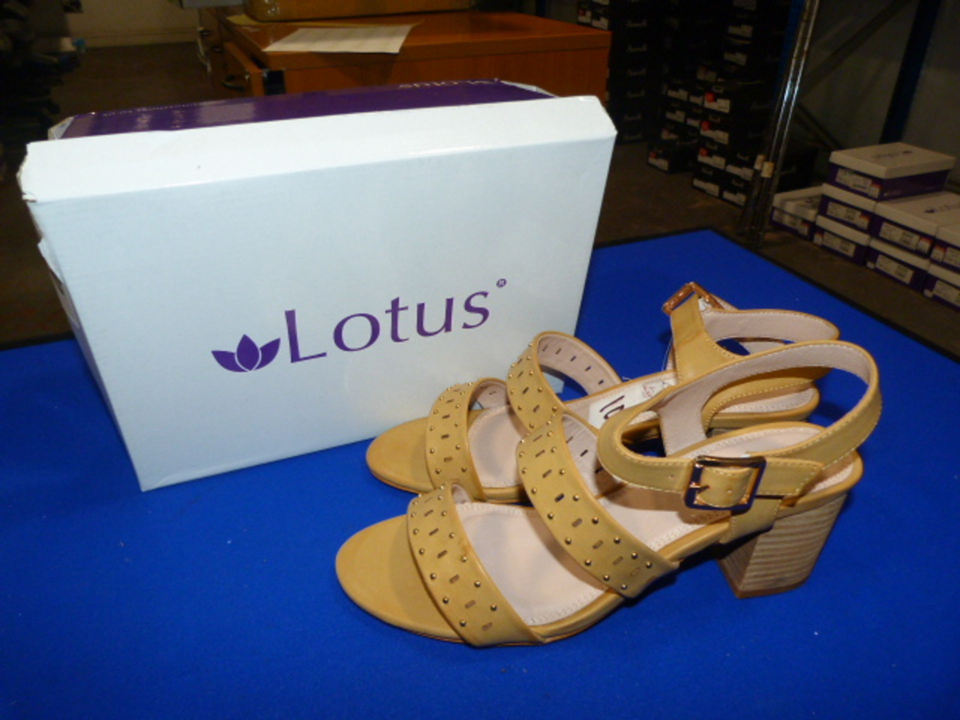 *Lotus Size: 7 Yellow Shoes