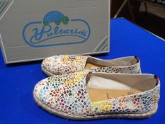 *Vulcarini Size: 39 White Shoes