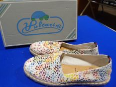 *Vulcarini Size: 39 White Shoes