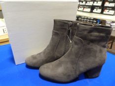 Emma Size: 4 Grey Shoes