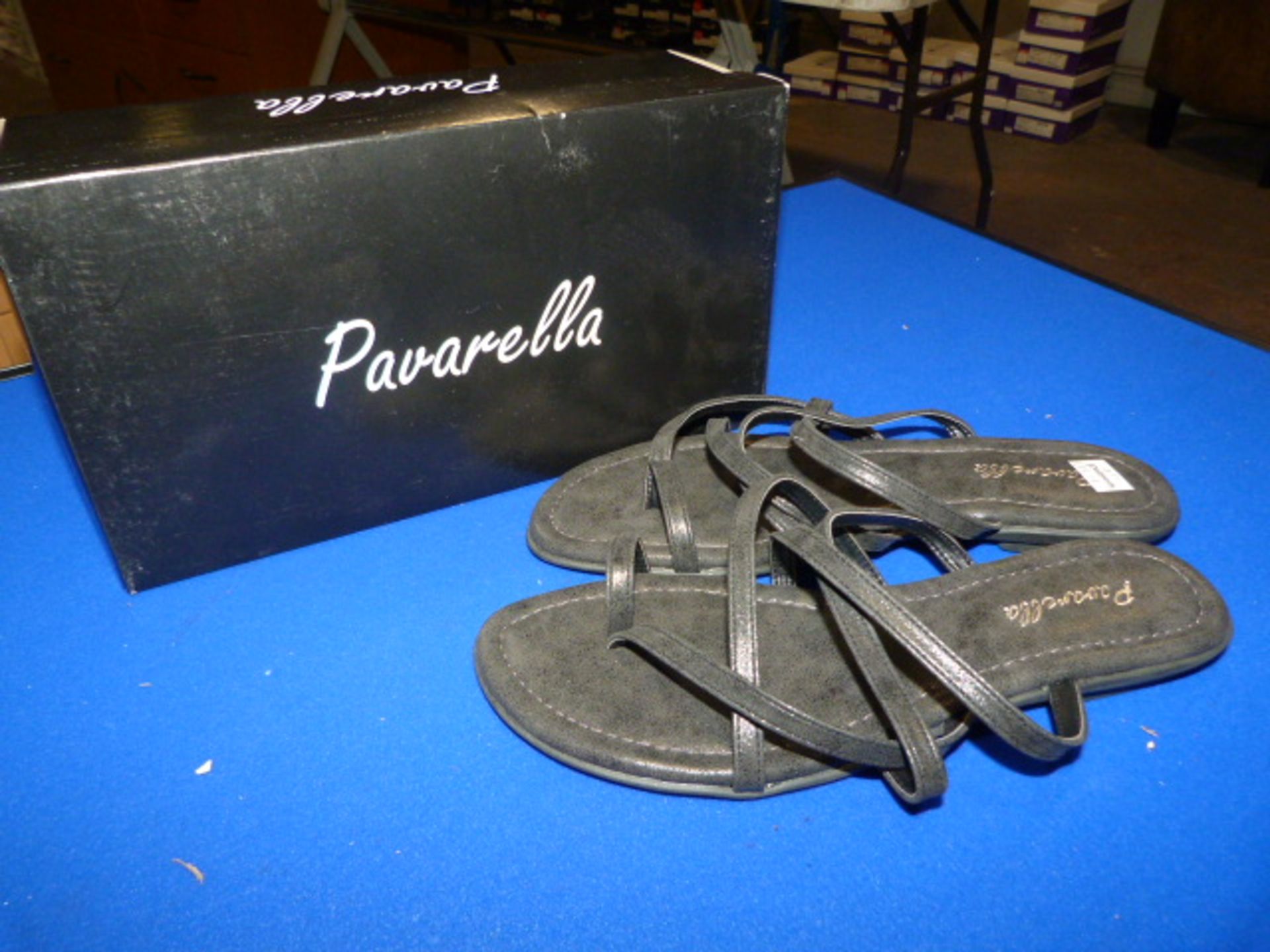 *Pavarella Size: 4 Black Shoes