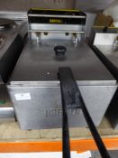 *Buffalo counter top single fryer with basket and lid. In good clean condition.