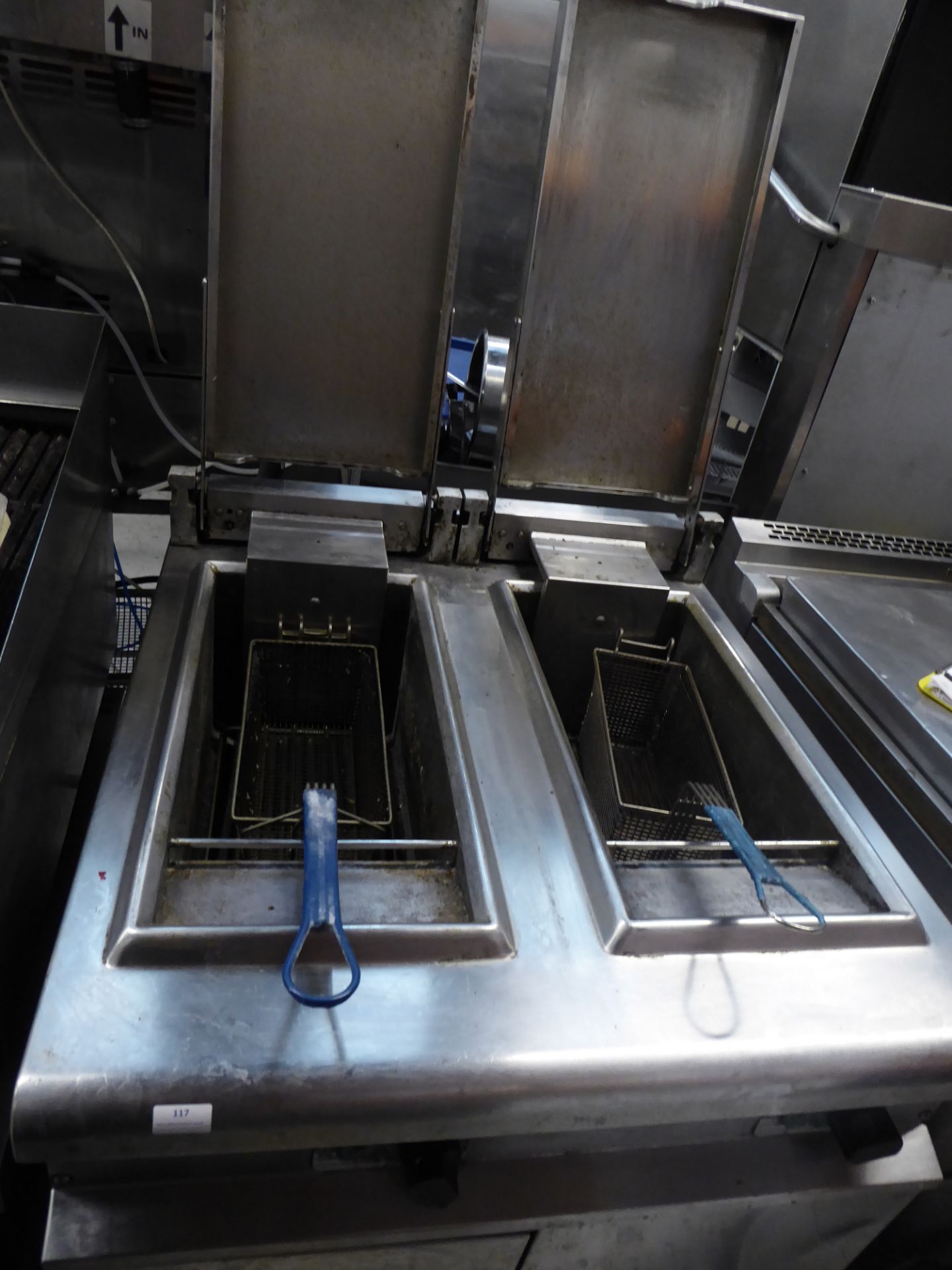 *double 3 phase electric pressure fryer with 2 baskets 800w x 100d x 1000h - Image 3 of 3