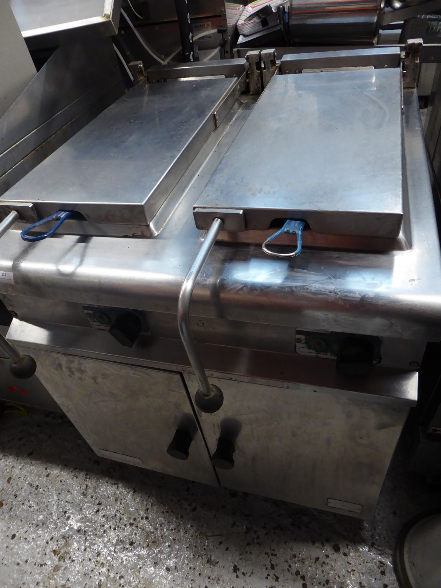 *double 3 phase electric pressure fryer with 2 baskets 800w x 100d x 1000h - Image 2 of 3