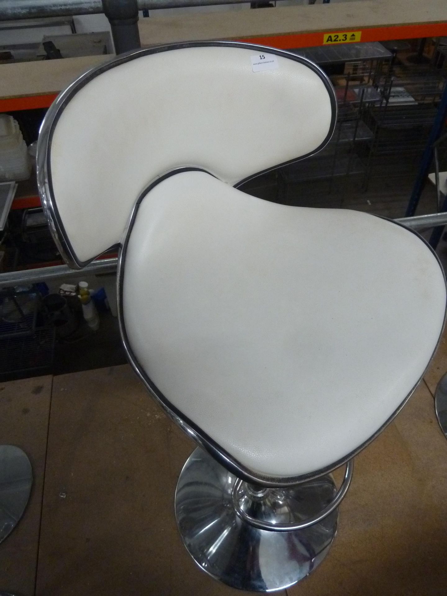 * beauticians counter stool - chrome with white seat with black trim. Heavy base with adjustable gas - Image 3 of 3