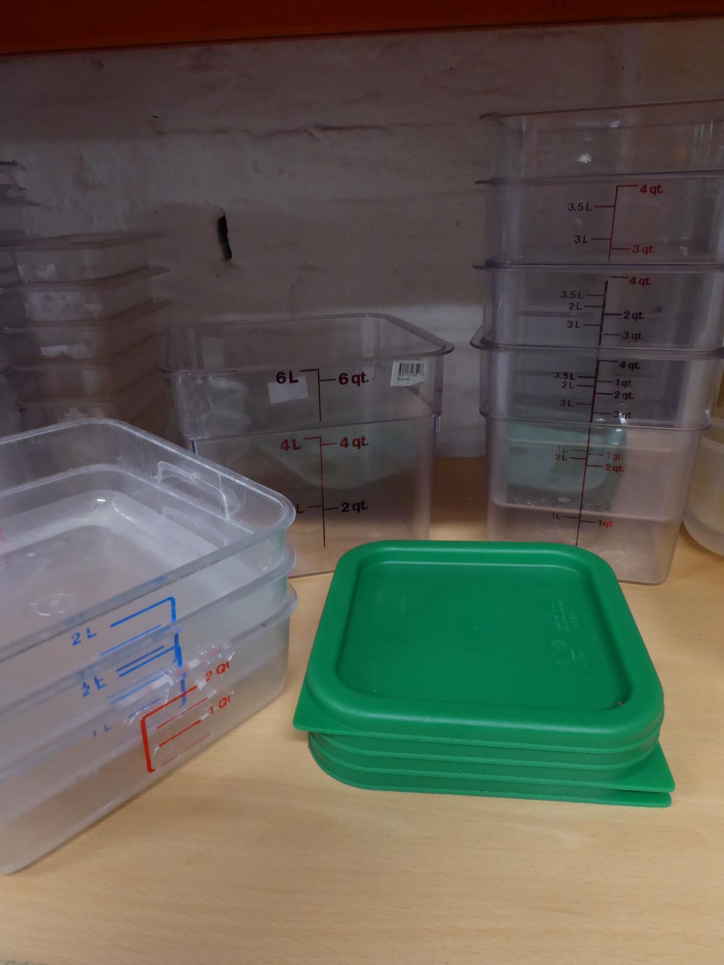 * 8 x plastic measuring tubs with some lids - Image 2 of 2
