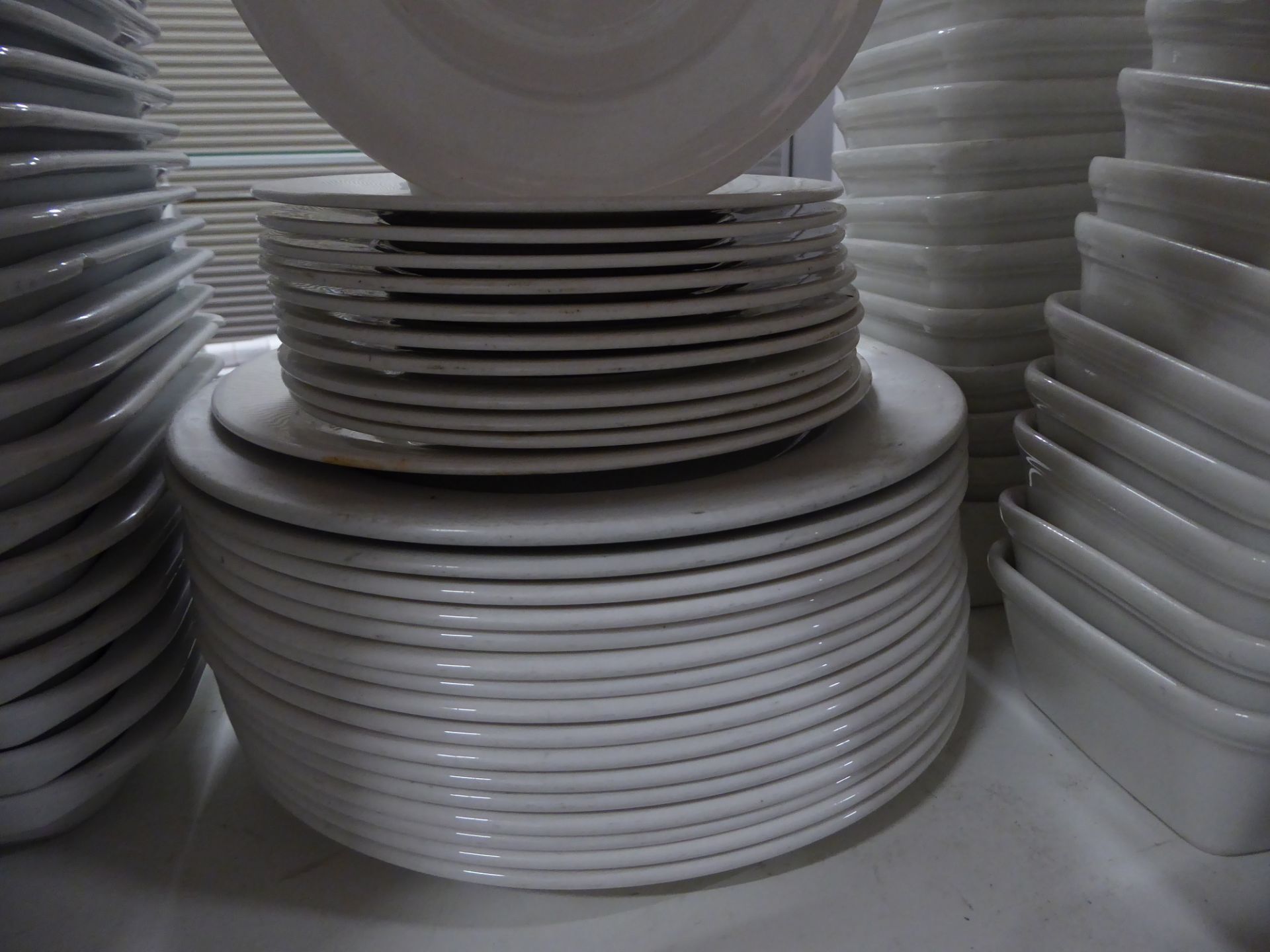 *25+ round plates - assorted - Image 2 of 2