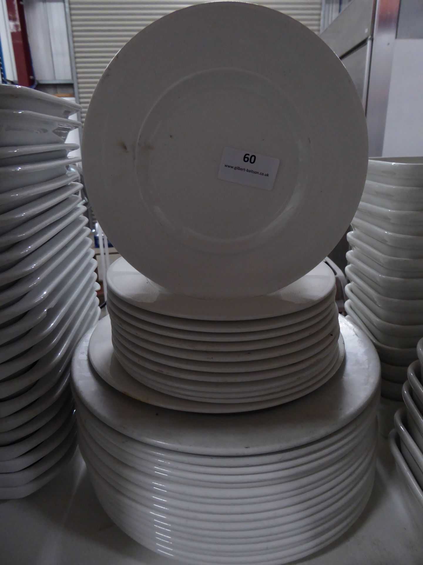 *25+ round plates - assorted