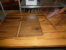 * 2 x cooling racks and 1 x drying rack