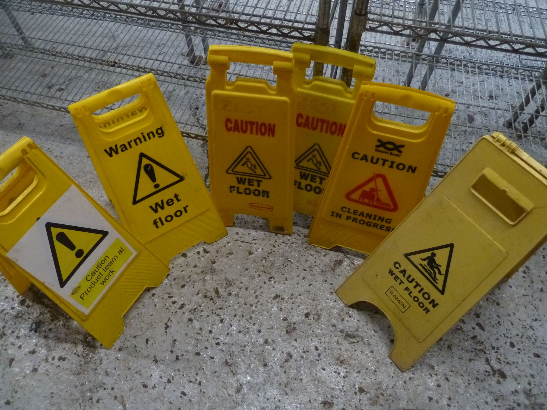 * 6 x wet floor signs