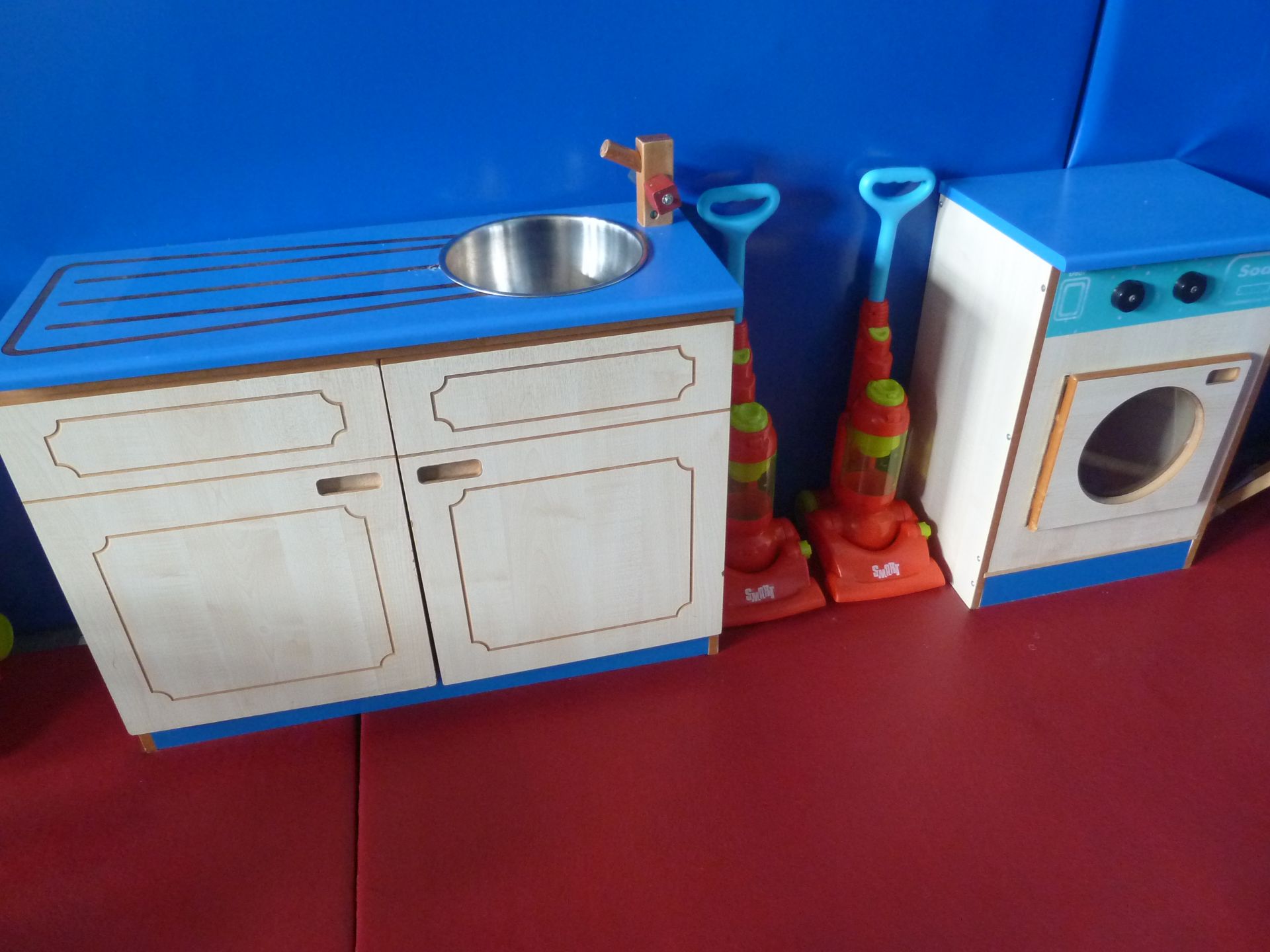 *Children's wooden house hold play set. Incudes sink, oven, washing machine, 2 x ironing boards, air - Image 4 of 9