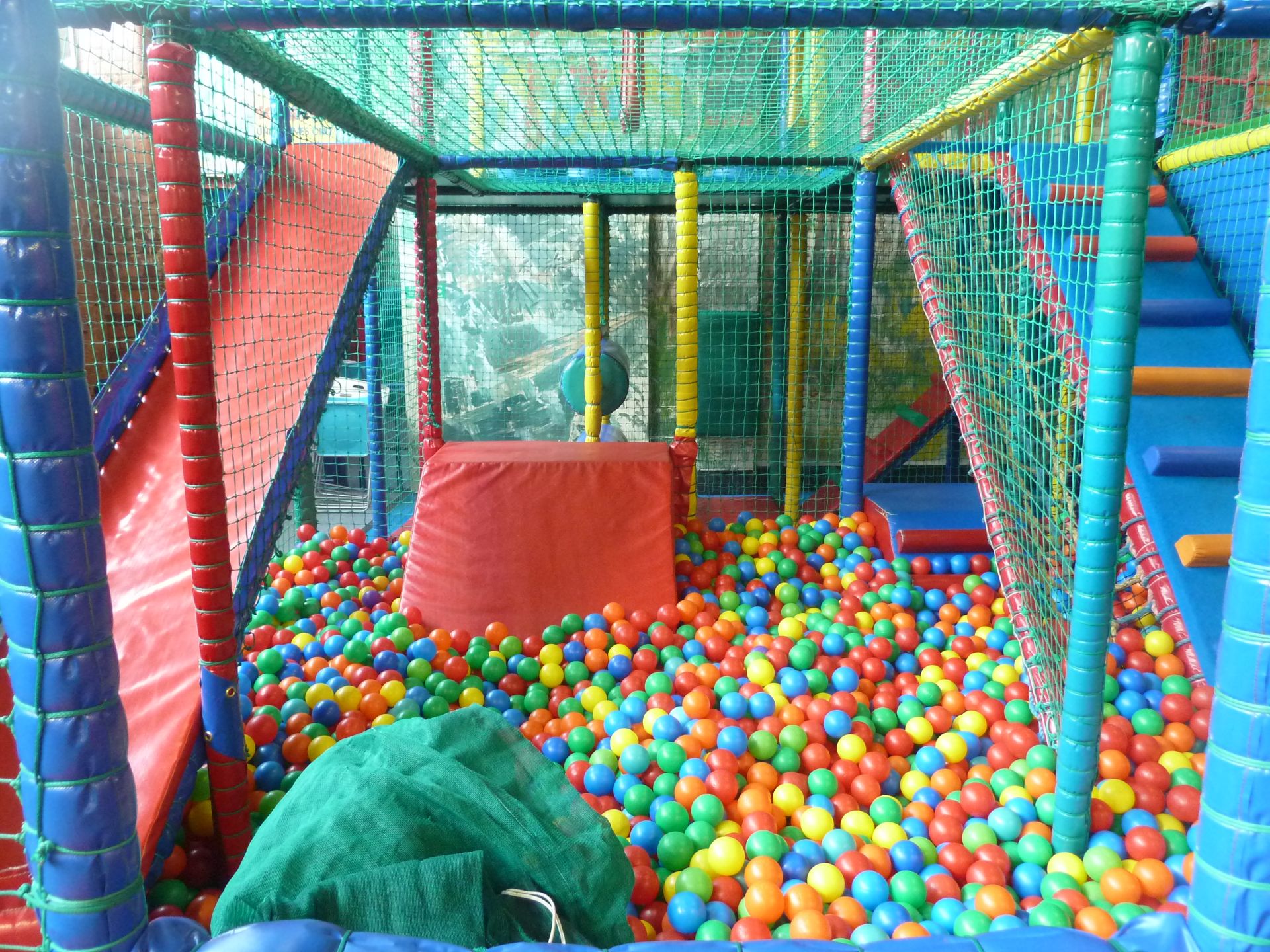 *Large soft play construction - 7.8m w x 5.8m d x 4.2m h. Constructed over two levels - Image 28 of 34