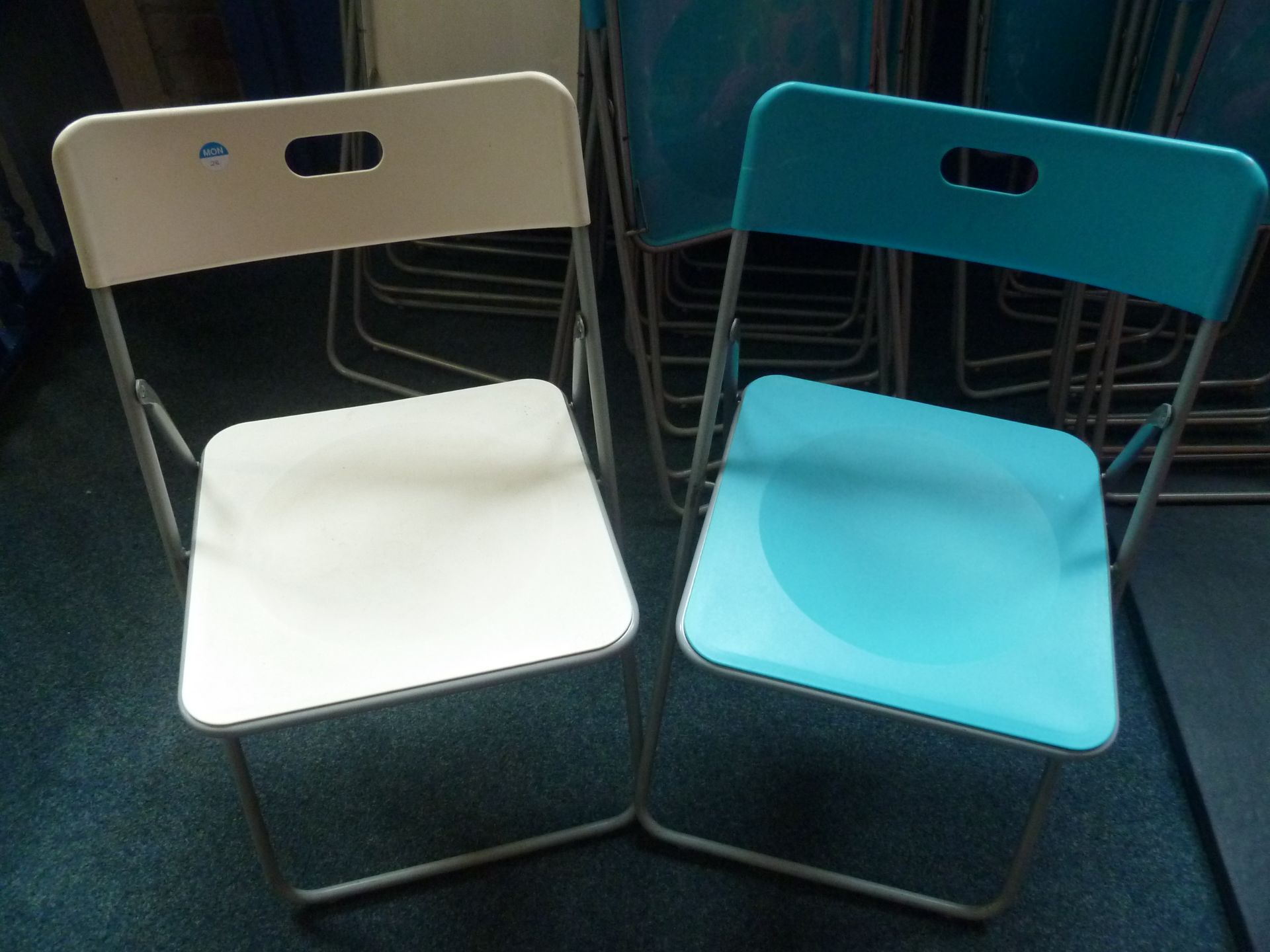 *16 x folding chairs - 4 x white, 12 x blue - Image 2 of 4