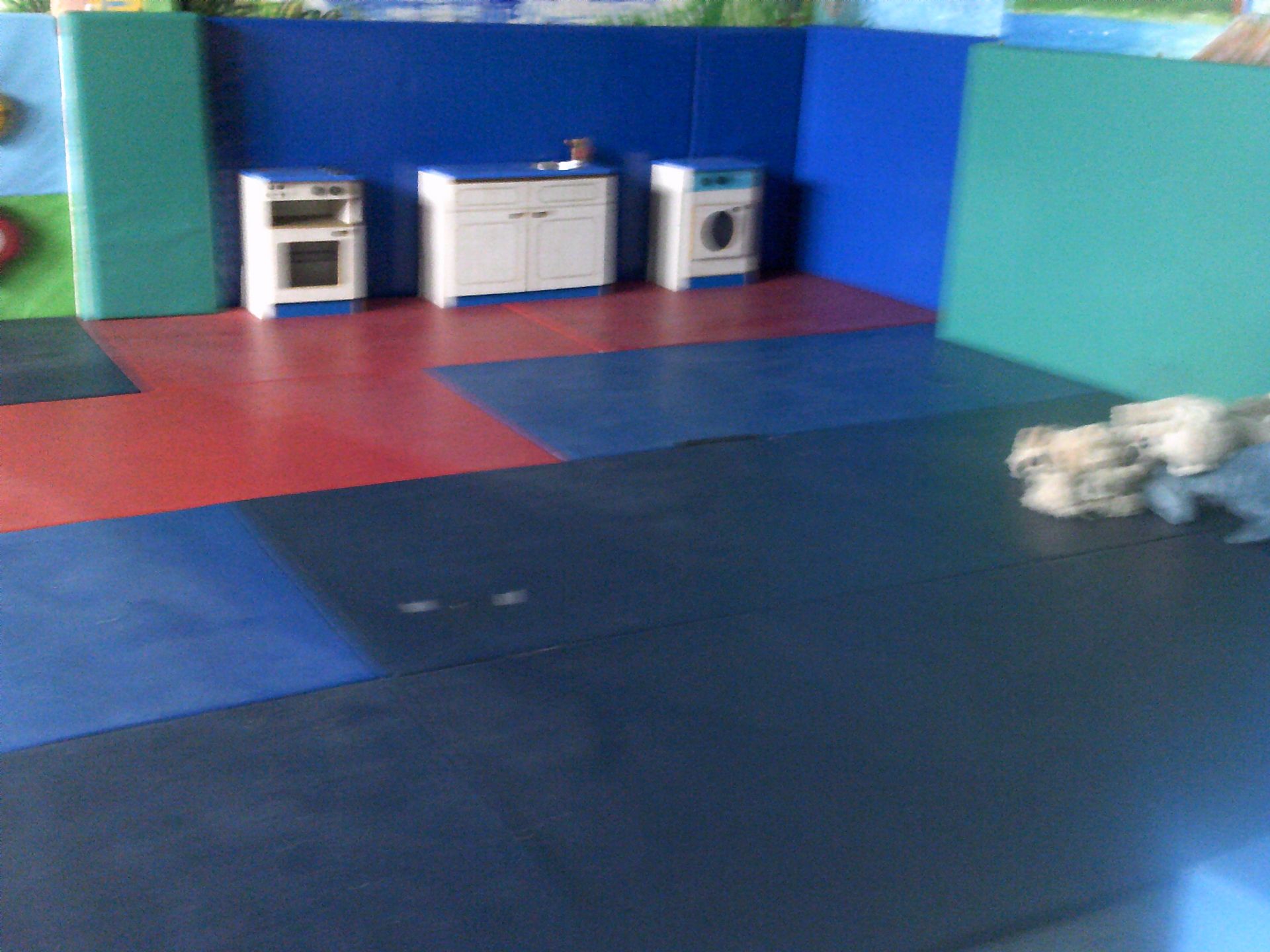 *Floor and wall mats from soft play complex - Wall matts approx. 9m x 5m. Wall panels 9m wide. - Image 3 of 7