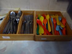 *2 x trays with plastic and S/S cutlery