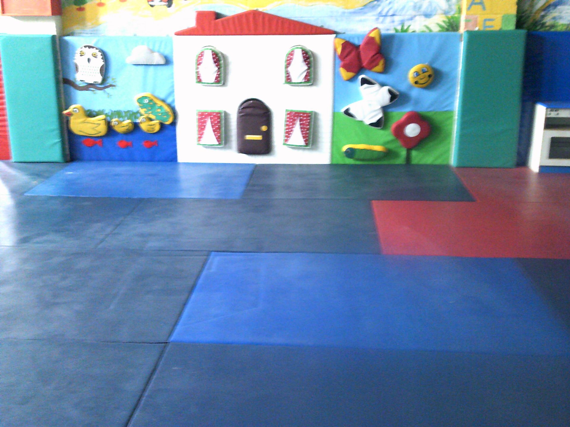 *Floor and wall mats from soft play complex - Wall matts approx. 9m x 5m. Wall panels 9m wide. - Image 2 of 7