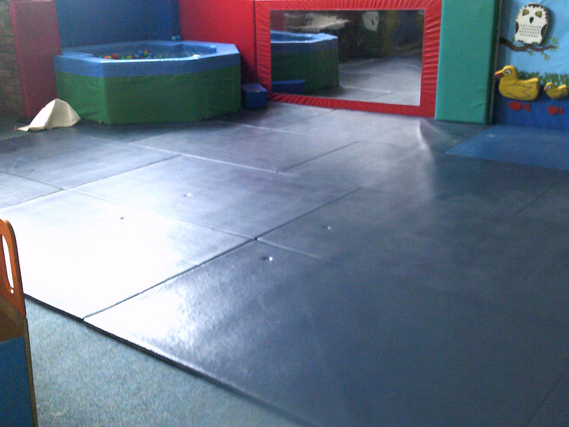 *Floor and wall mats from soft play complex - Wall matts approx. 9m x 5m. Wall panels 9m wide. - Image 4 of 7