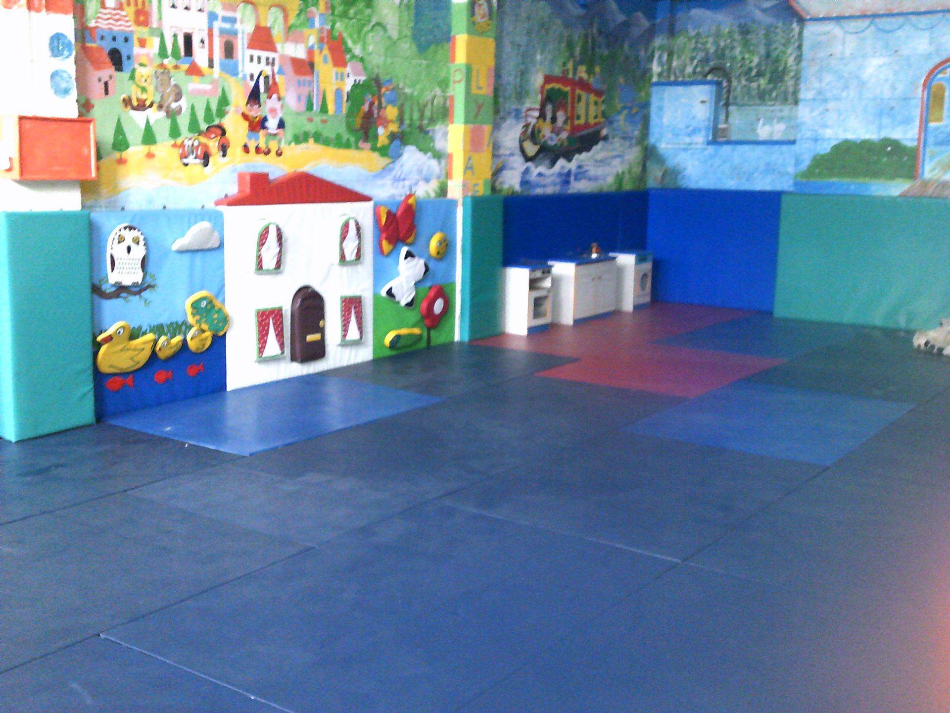 *Floor and wall mats from soft play complex - Wall matts approx. 9m x 5m. Wall panels 9m wide.