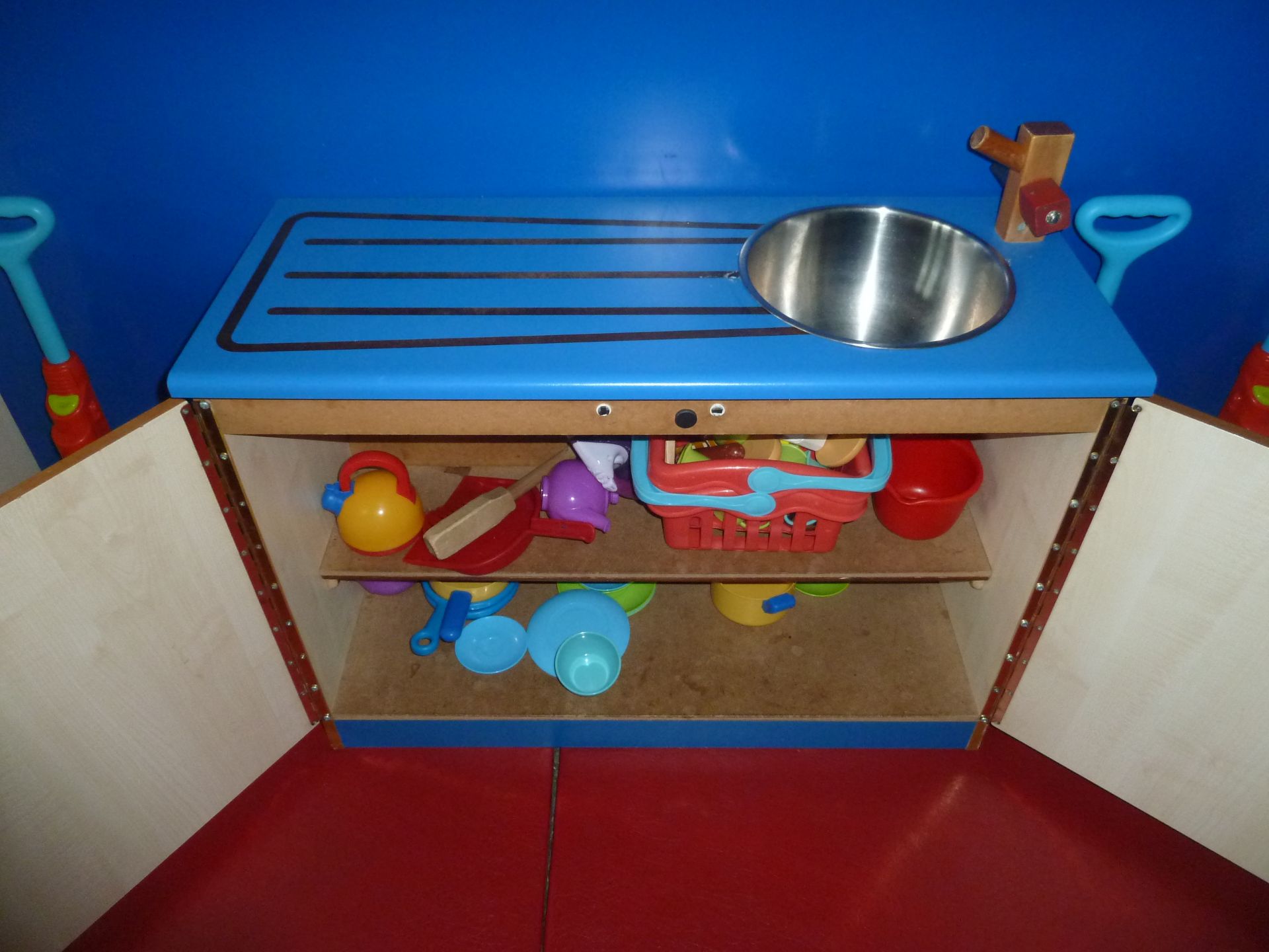 *Children's wooden house hold play set. Incudes sink, oven, washing machine, 2 x ironing boards, air - Image 9 of 9